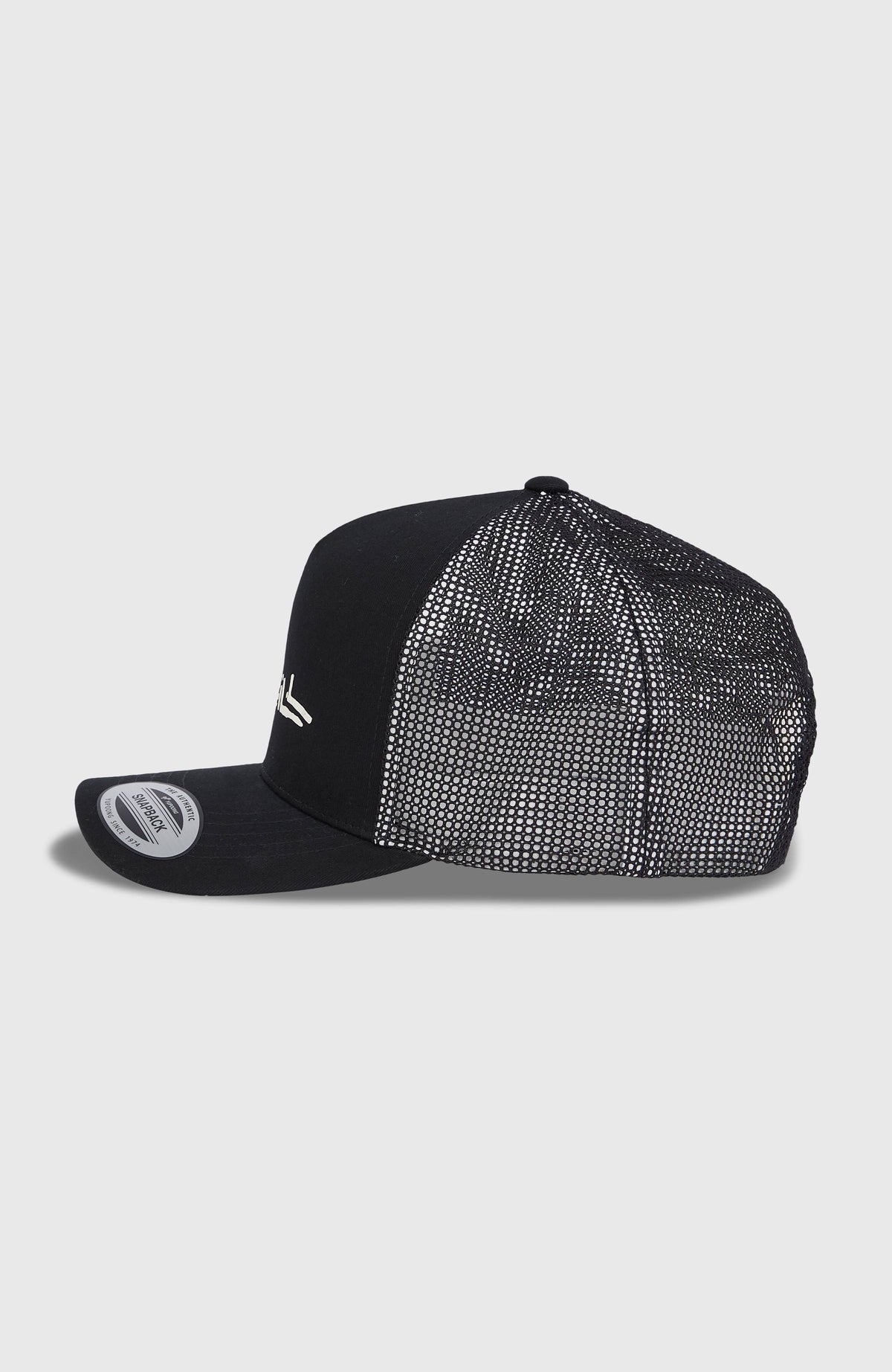 Trucker Cap für Herren, schwarz, freigestellt in Seitenansicht mit Mesh-Partie