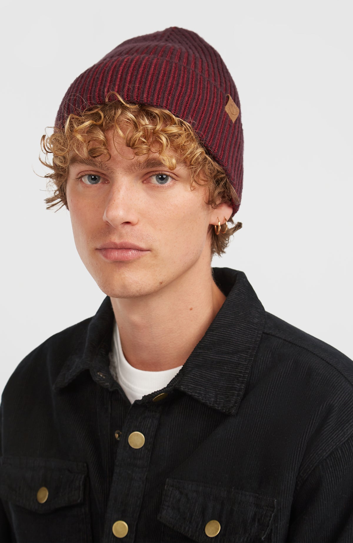 O'Riginals Beanie, orange, getragen am Model in frontaler Ansicht