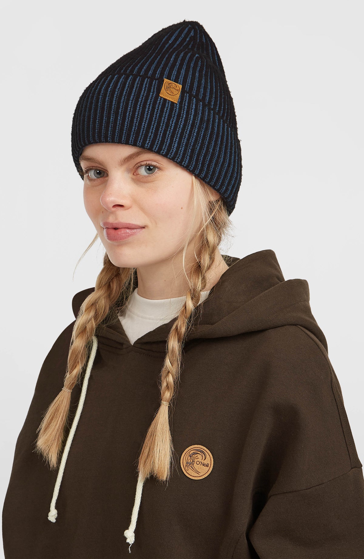 O'Riginals Beanie, blau, Frontalansicht getragen am Model mit Umschlag und Rippstrickmuster
