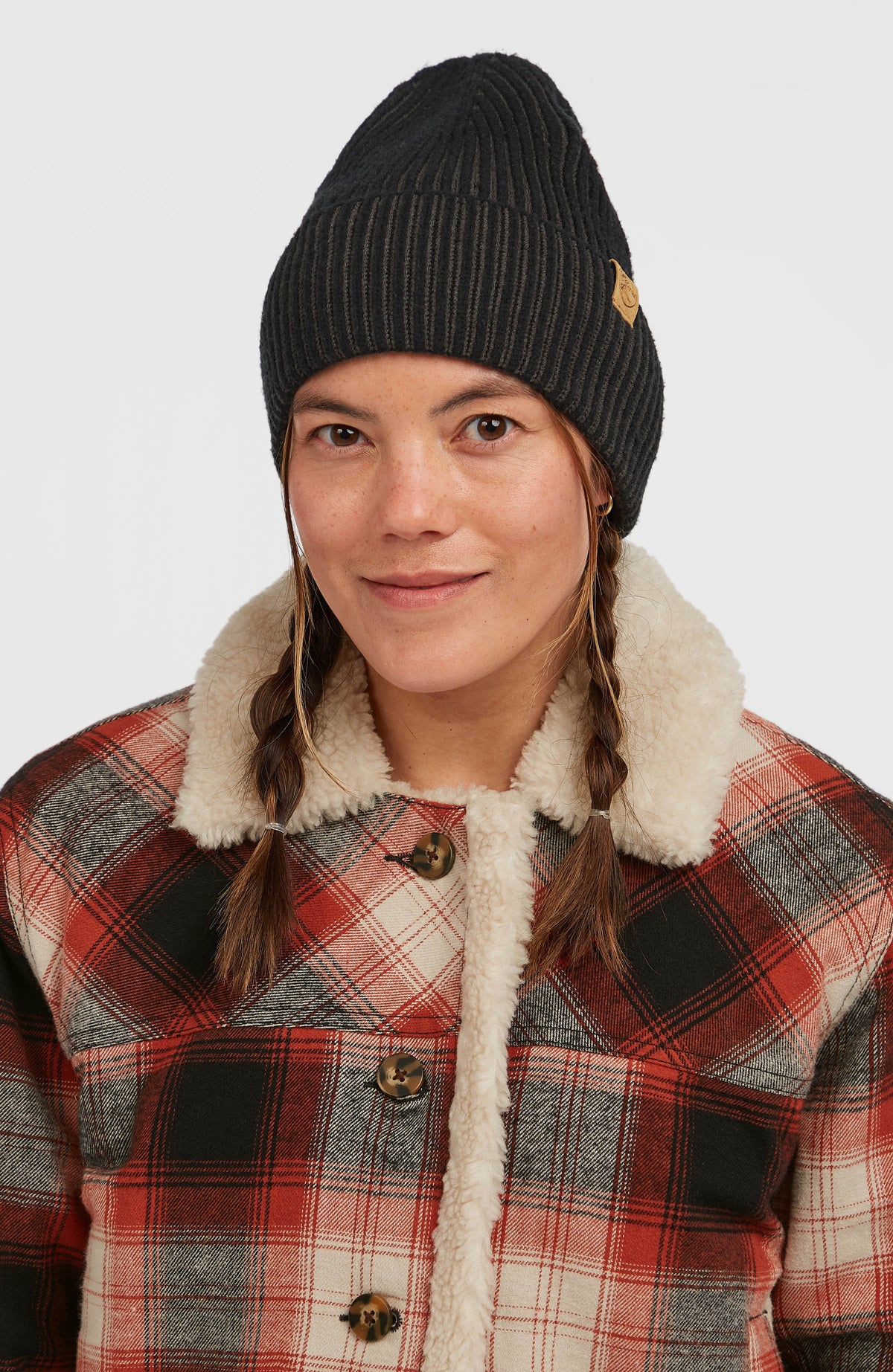 O'Riginals Beanie, schwarz, getragen am Model im Studio, frontale Ansicht mit Umschlag und Rippenstruktur