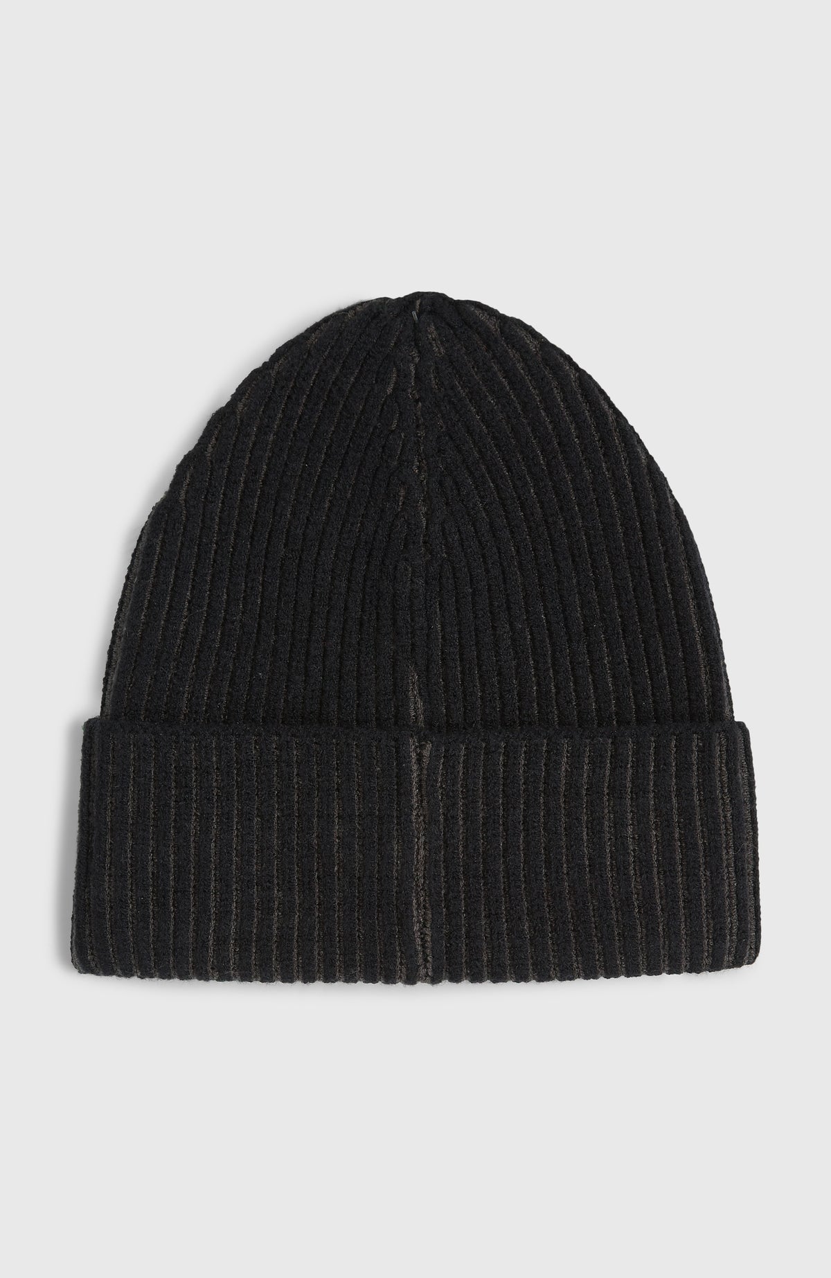 O'Riginals Beanie, schwarz, freigestellt von hinten, Rückansicht mit sichtbarer vertikaler Naht am Umschlag