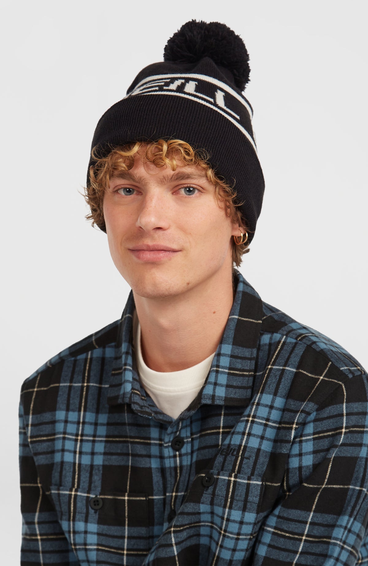 Schwarze Powder Beanie für Herren mit Logo-Schriftzug in Weiß, getragen am Model in Frontalansicht