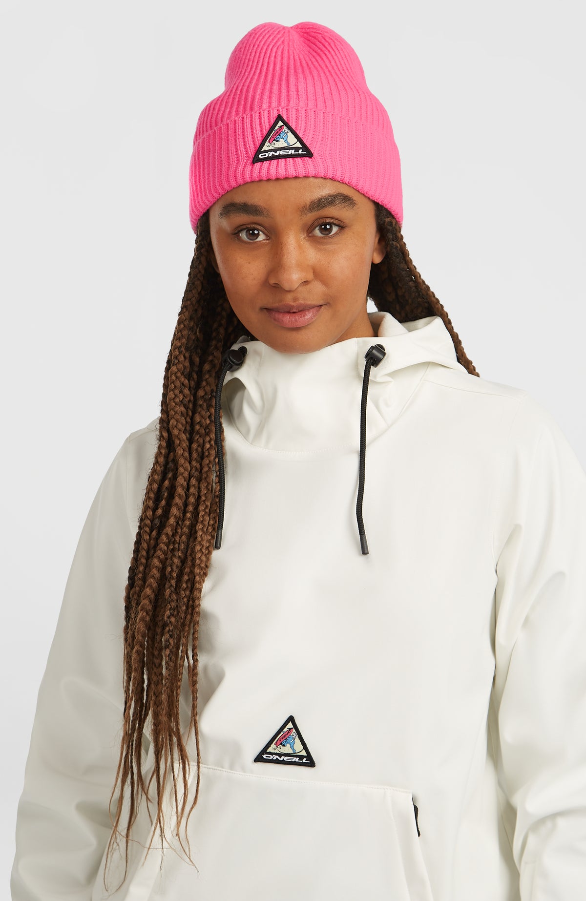Pinke FWC'Play Beanie für Herren, frontale Nahaufnahme getragen am Model mit dreieckigem Logo-Badge