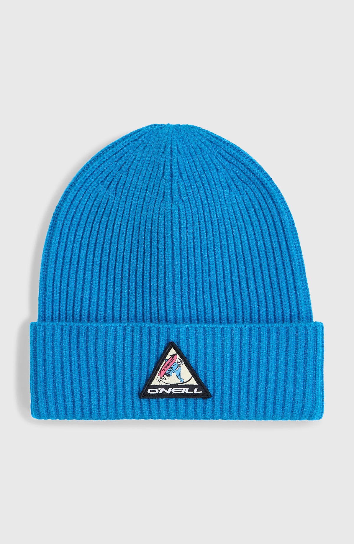 O'Neill FWC'Play Beanie für Herren, blau, freigestellt von vorne mit dreieckigem Logo-Patch auf dem Umschlag