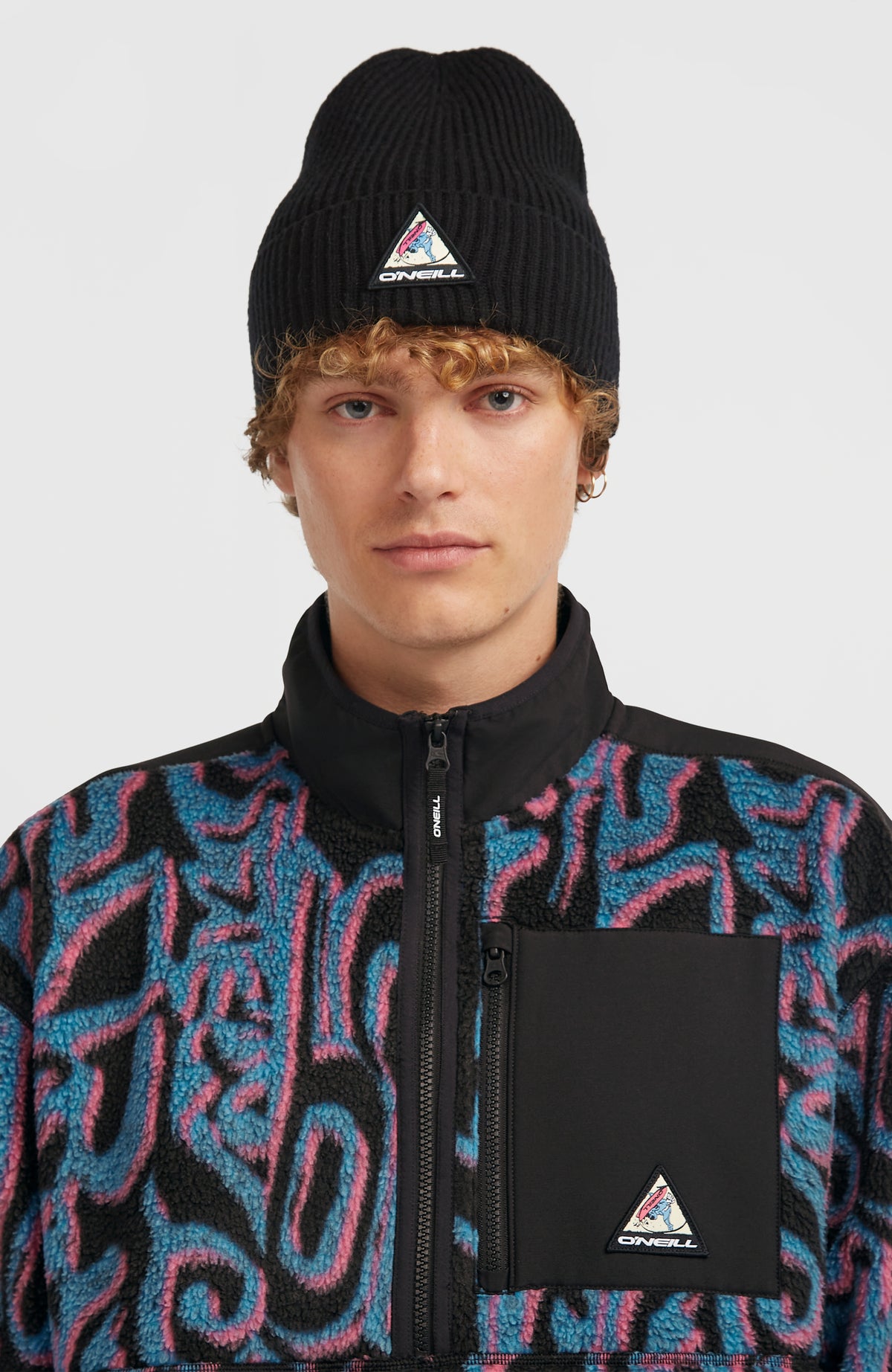 Schwarze FWC'Play Beanie für Herren, getragen am Model in Vorderansicht mit sichtbarem Logo-Patch