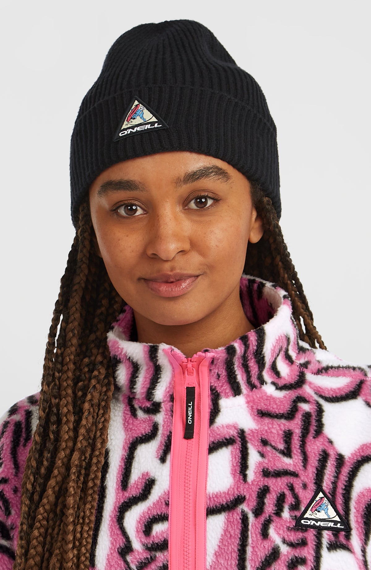 Nahaufnahme der schwarzen FWC'Play Beanie für Herren, getragen am Model mit Umschlag