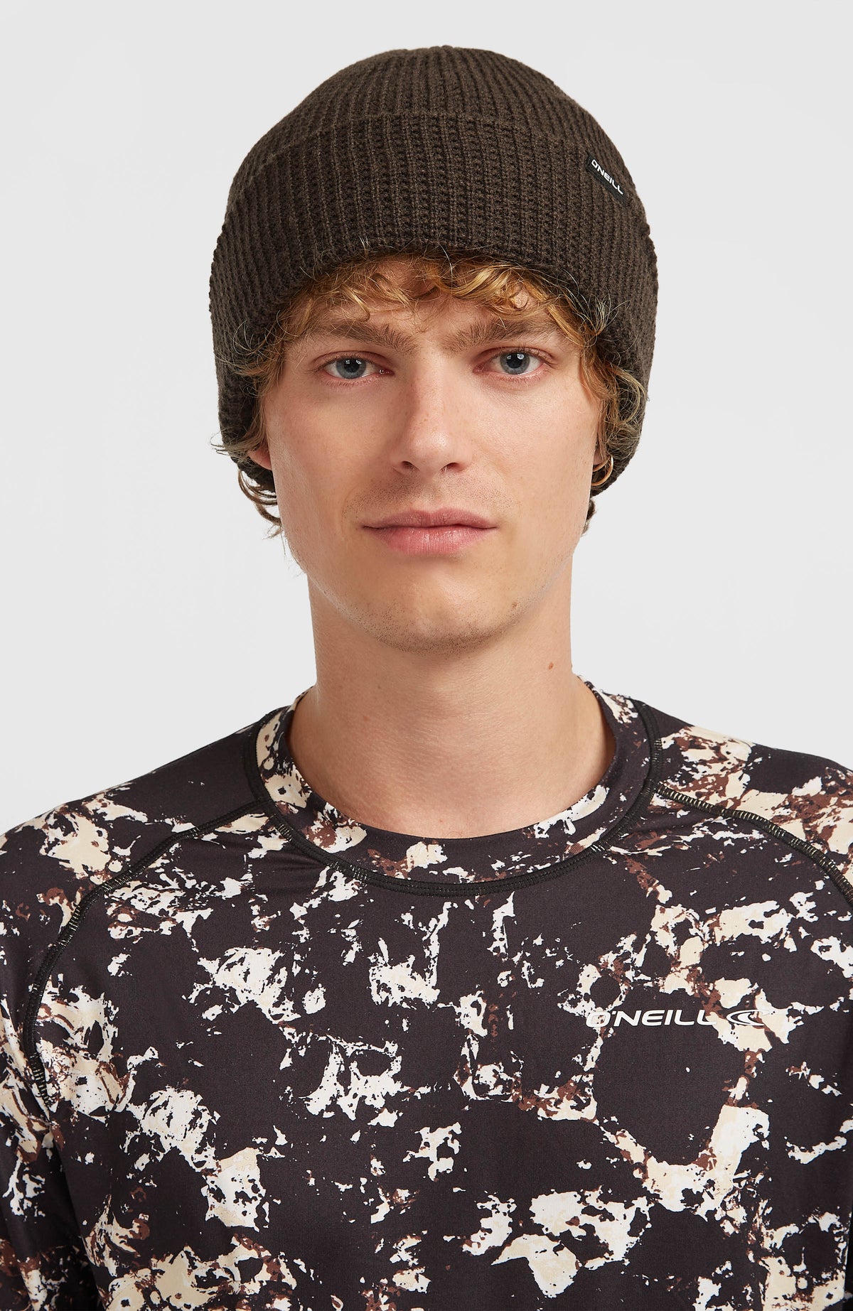 Texture Beanie für Herren, braun, getragen am Model in Frontalansicht, mit Umschlag und Logo-Detail