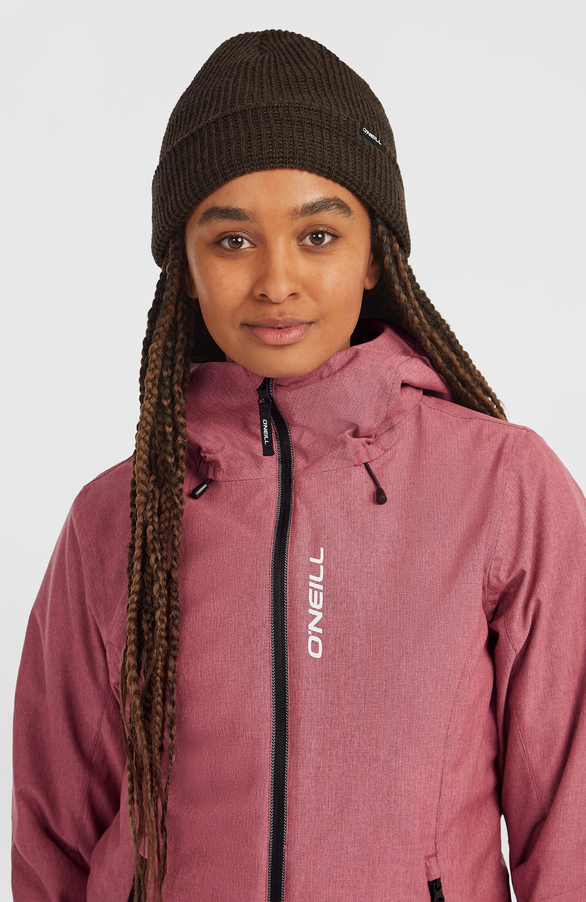 Texture Beanie für Herren, braun, getragen am Model mit Reißverschlussjacke, Frontalansicht