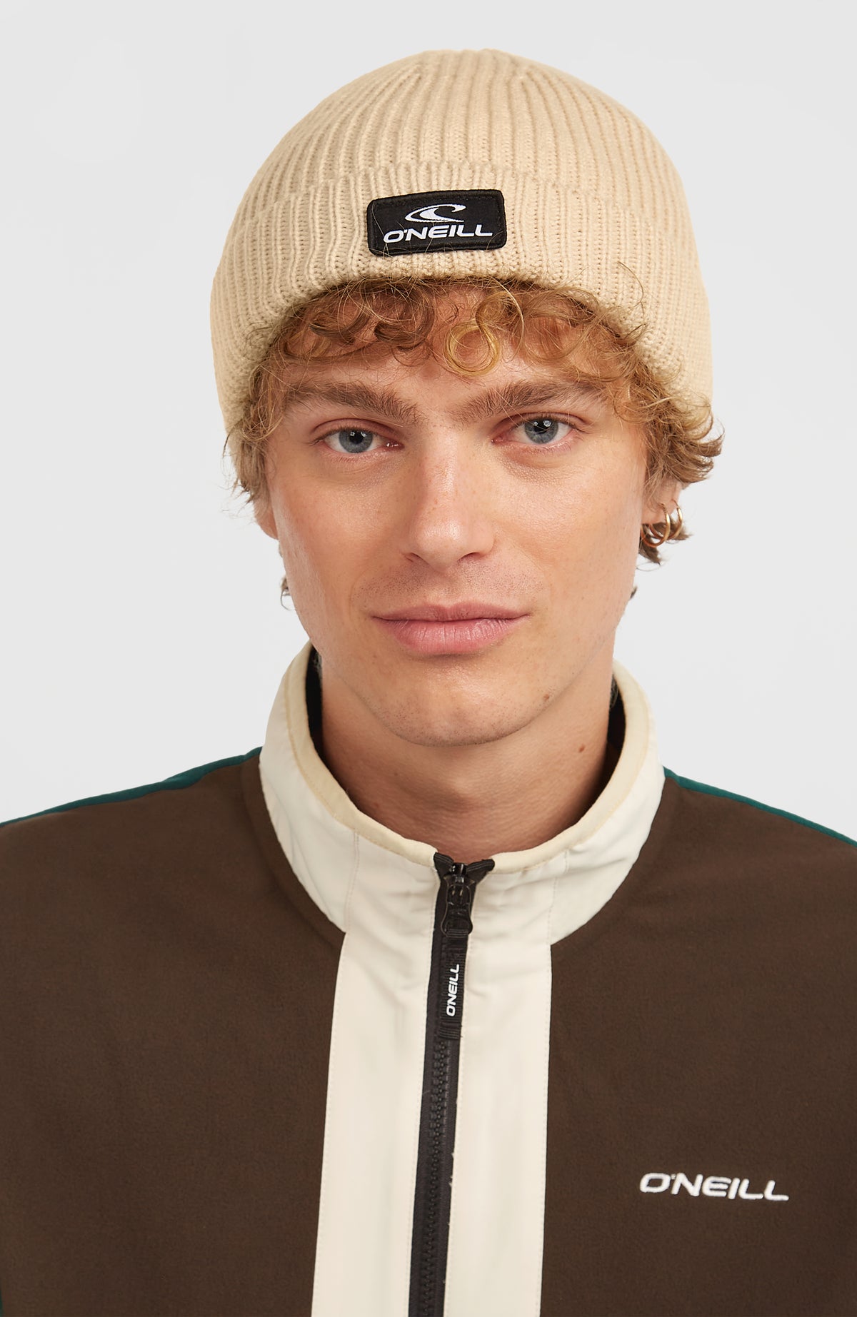 Bouncer Beanie für Herren, beige, getragen am Model, frontale Ansicht