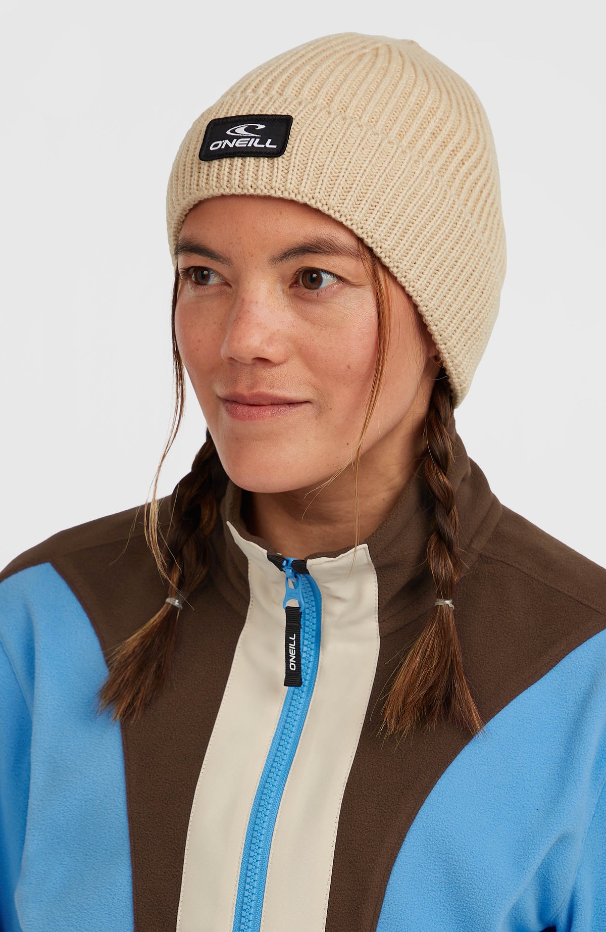 Bouncer Beanie für Herren, beige, getragen am Model, Ansicht von schräg vorne