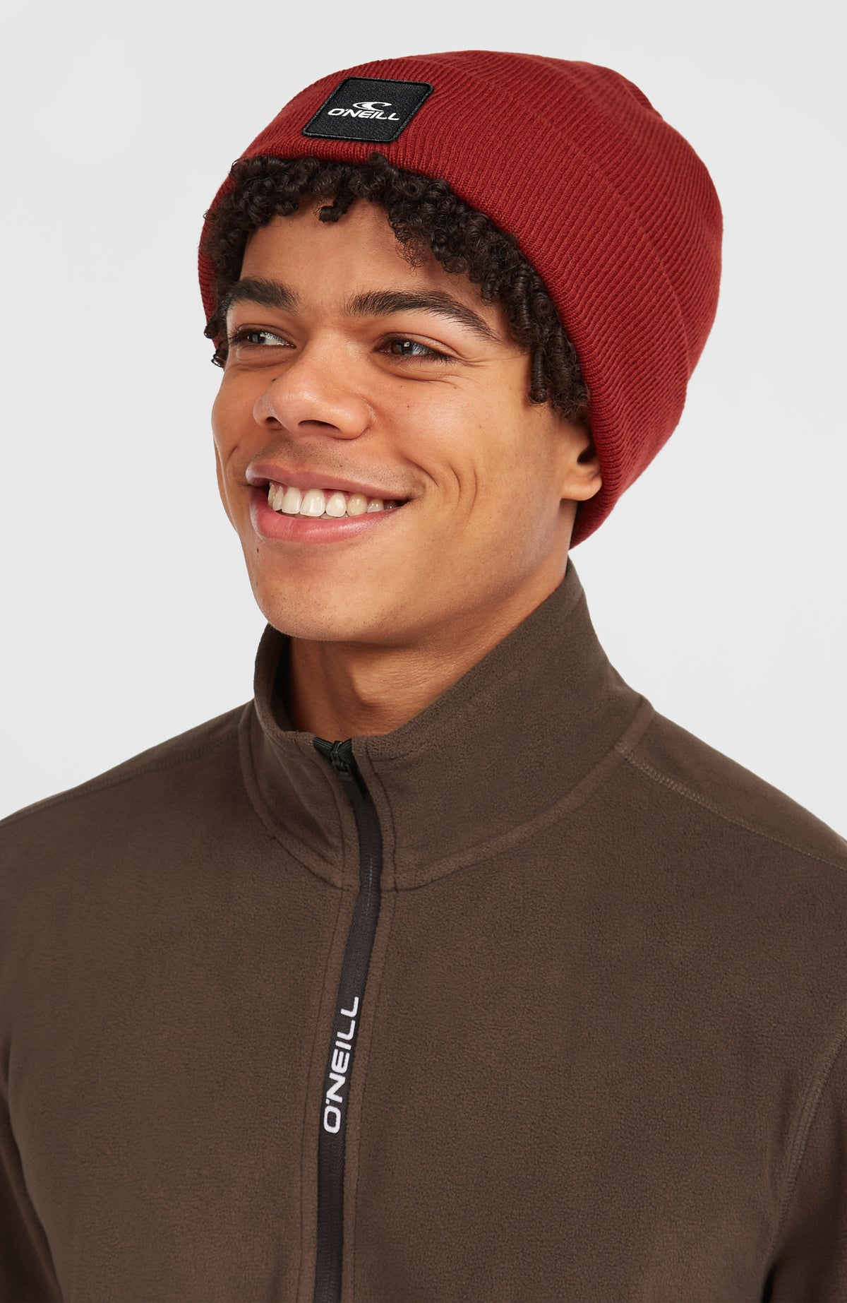 Snow Beanie für Herren, orange, getragen am Model, Ansicht von schräg vorne