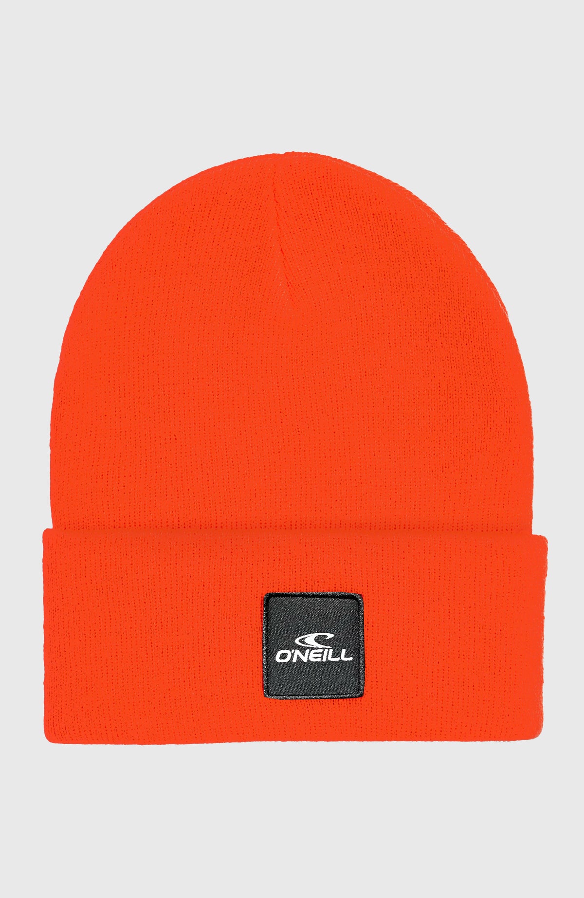 O'Neill Snow Beanie für Herren, rot, freigestellt von vorne mit Logo-Patch am Umschlag