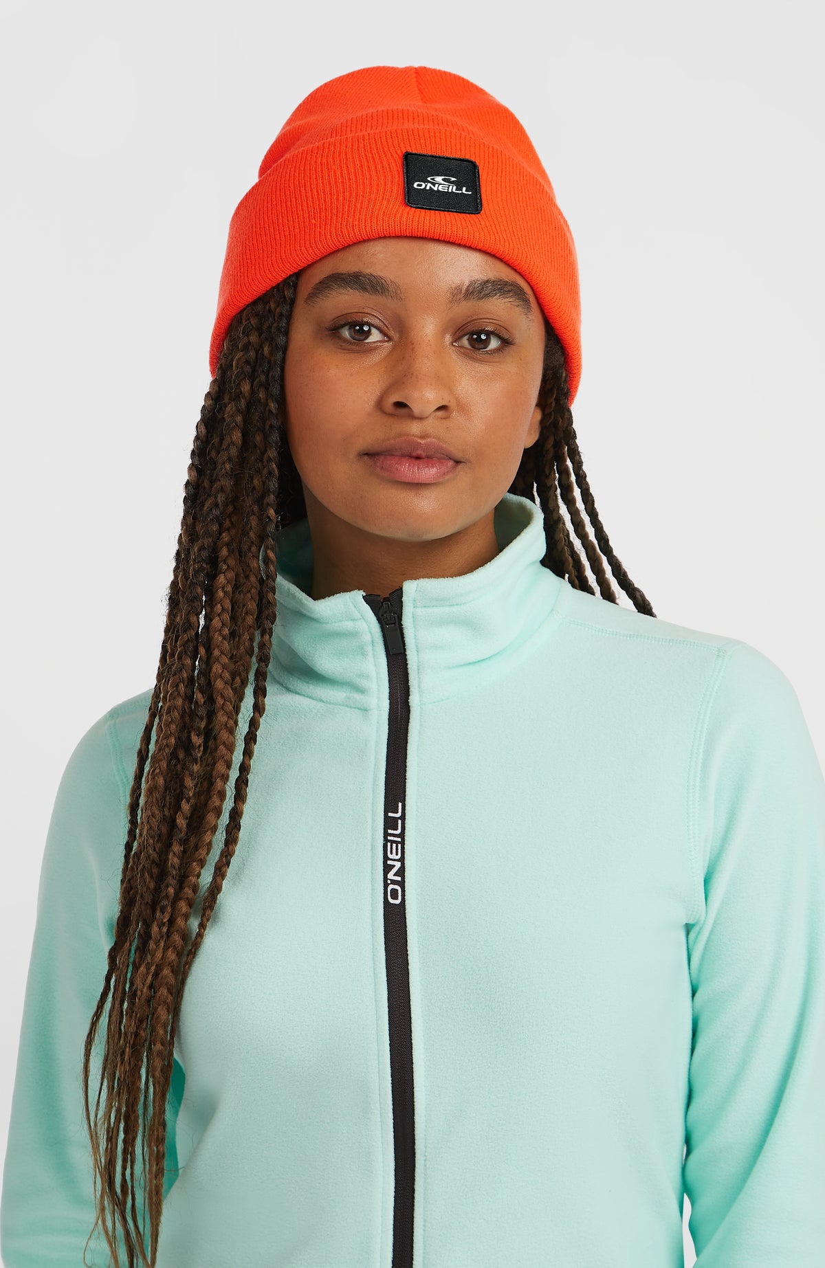 Snow Beanie für Herren, rot, getragen am Model, Frontansicht mit Logo-Aufnäher