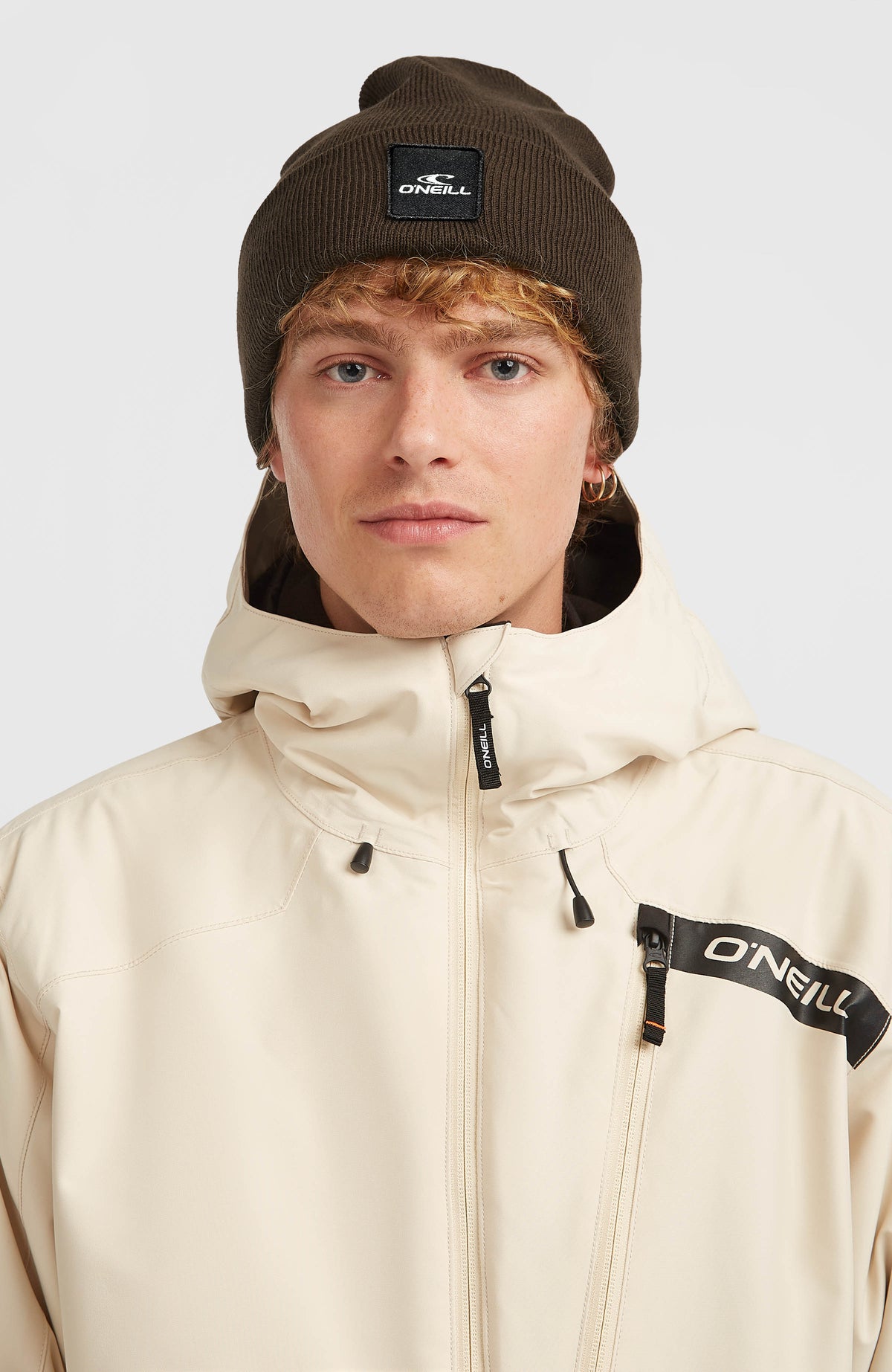 Snow Beanie für Herren, braun, getragen am Model in frontaler Ansicht, mit Umschlag und Logo-Patch