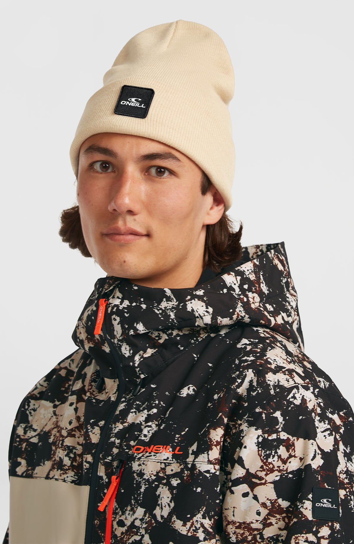 Snow Beanie für Herren, beige, getragen am Model, leichte Schrägansicht