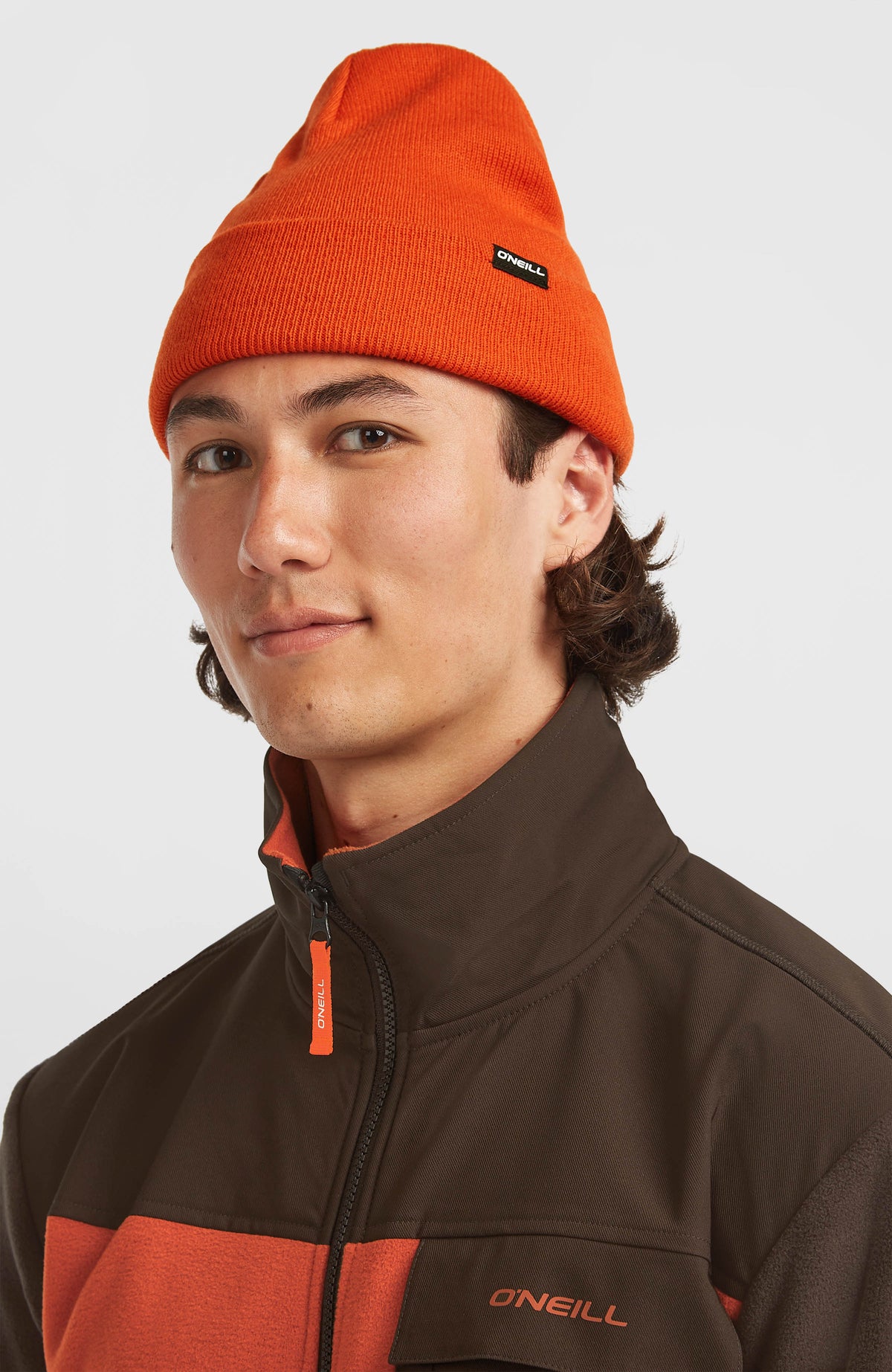 Dolomite Beanie für Herren, rot, getragen am Model, Halbprofil mit sichtbarem Logo-Label