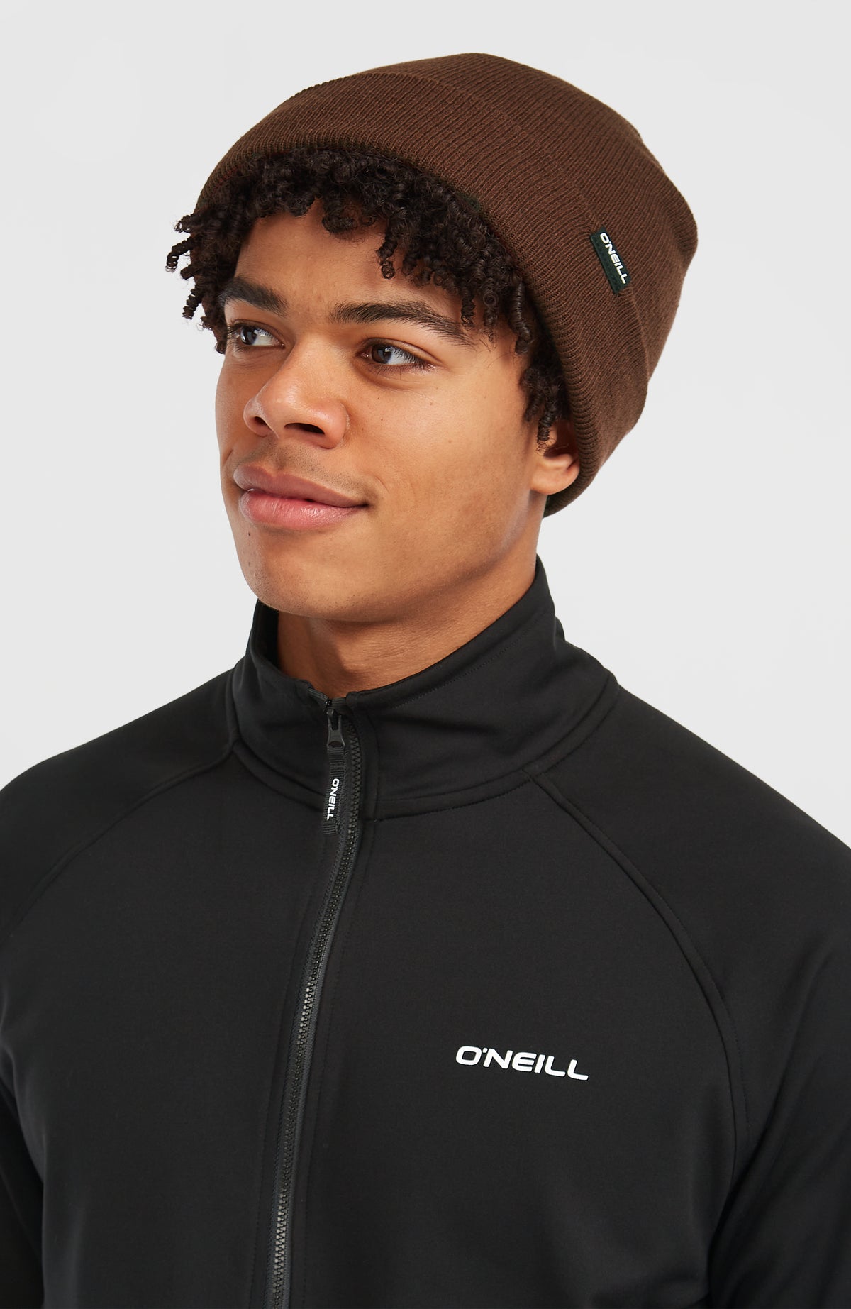 Dolomite Beanie für Herren, braun, seitliche Ansicht getragen am Model