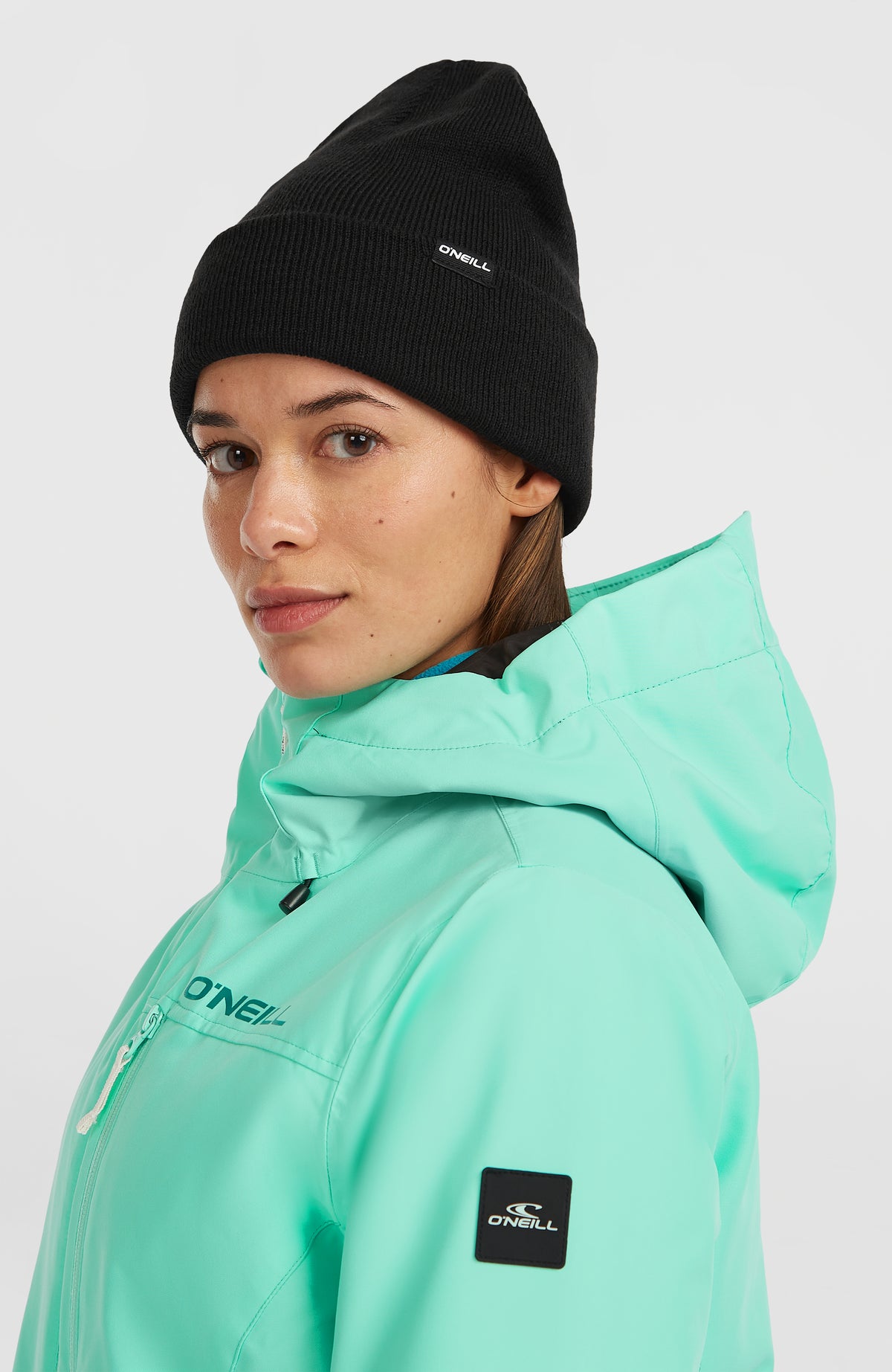 Dolomite Beanie für Herren, schwarz, getragen am Model in Seitenansicht