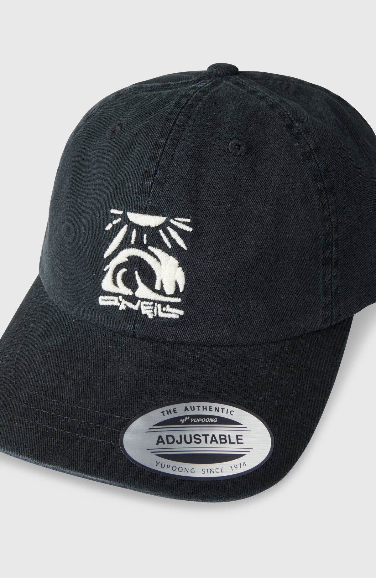 Nahaufnahme der schwarzen Wash Cap für Herren, Detail der Stickerei in Weiß auf der Vorderseite
