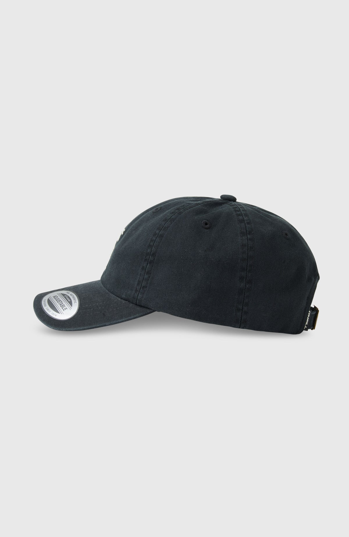 Schwarze Wash Cap für Herren, freigestellt in der Seitenansicht mit gebogenem Schirm