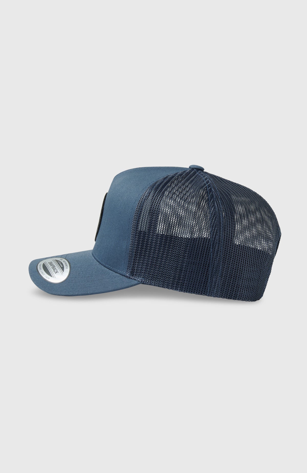Retro Trucker Cap für Herren, blau, freigestellt von der Seite mit Mesh-Einsatz