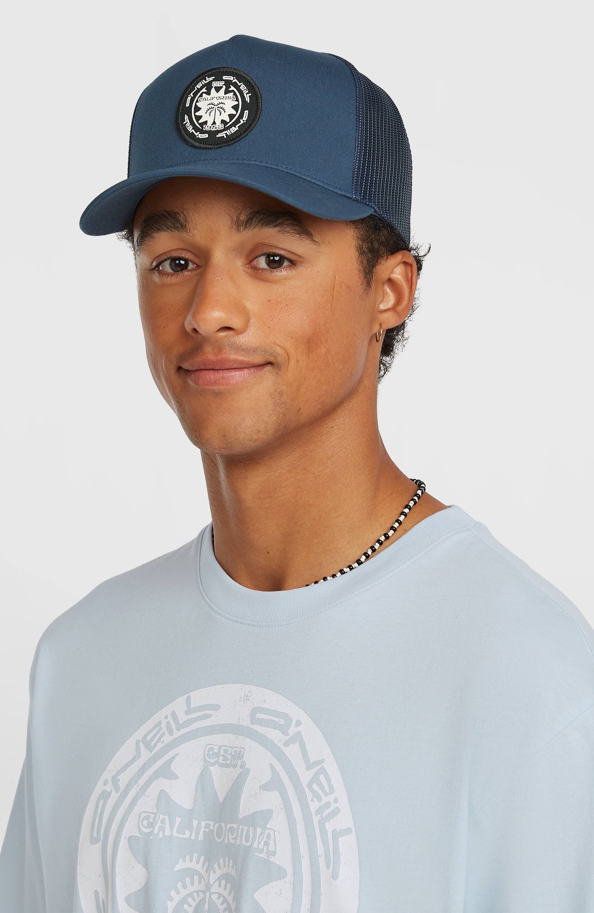Retro Trucker Cap für Herren, blau, Vorderansicht, getragen am Model