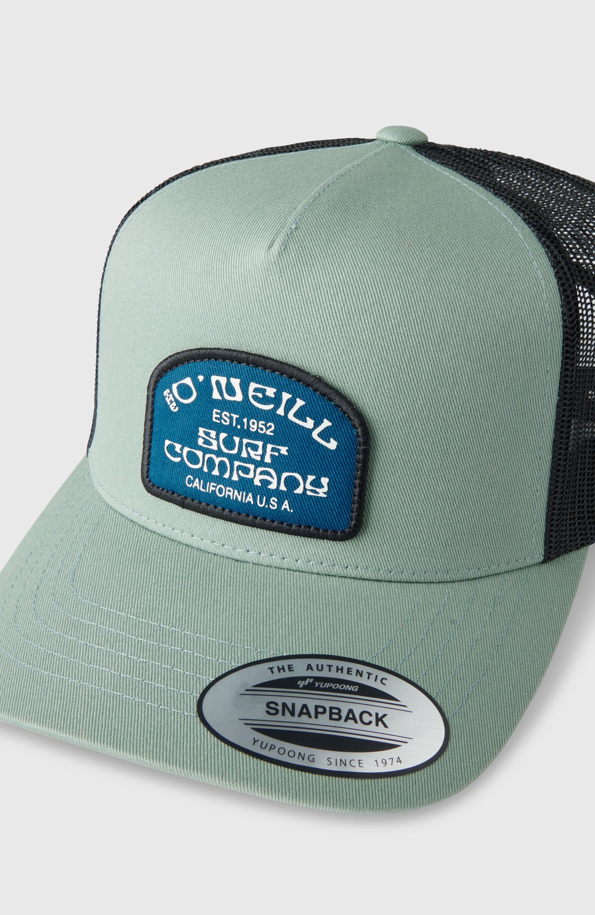Retro Trucker Cap für Herren, grün, Nahaufnahme der Frontpartie mit aufgenähtem Logo-Patch