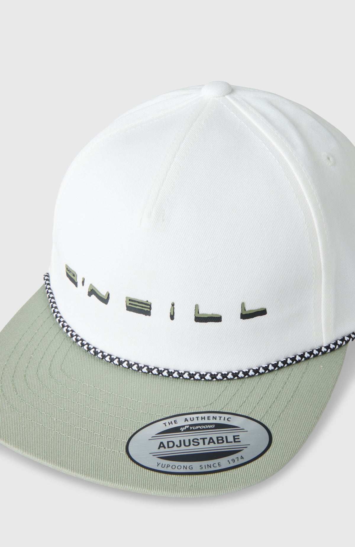 Nahaufnahme der grünen Rope Cap für Herren mit gesticktem Logo-Schriftzug und geflochtener Kordel am Schirm