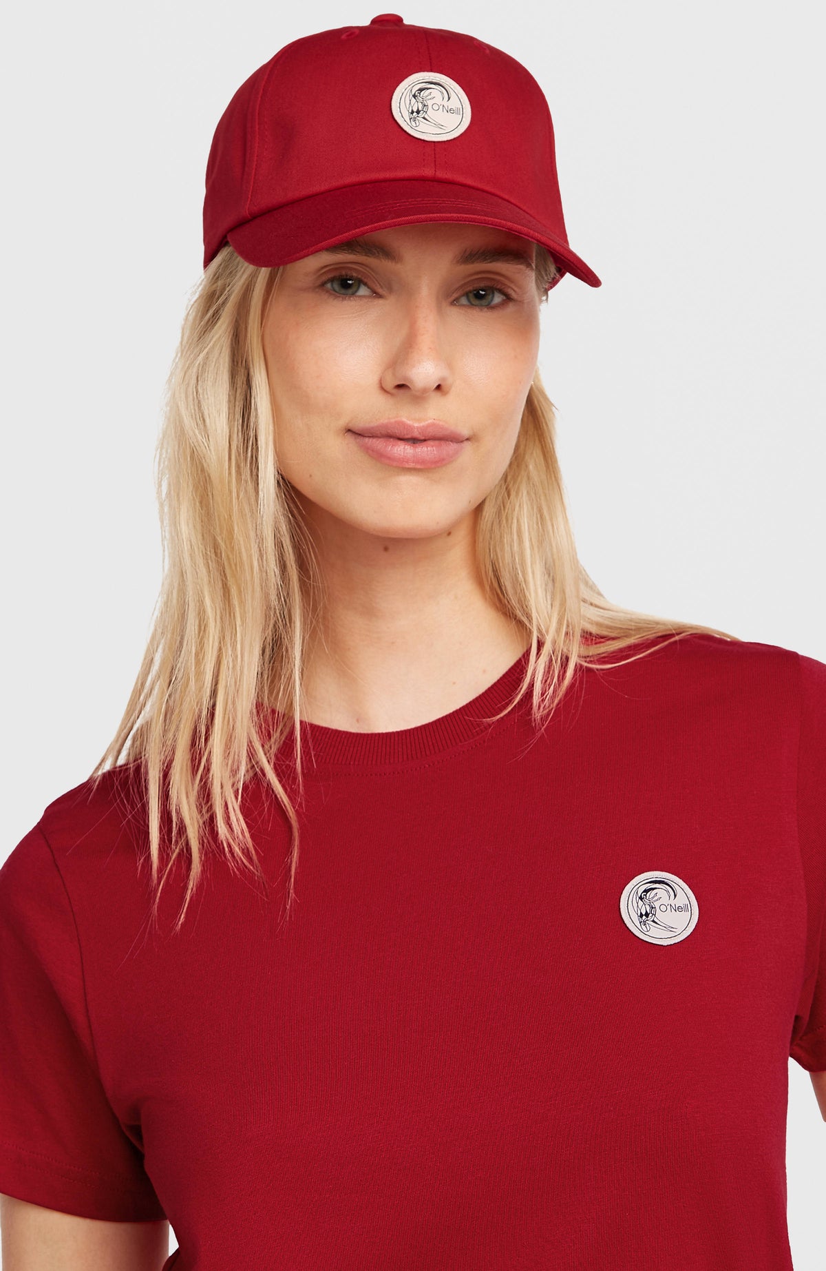 O'Riginals Badge Cap für Herren, rot, leicht schräge Vorderansicht getragen am Model