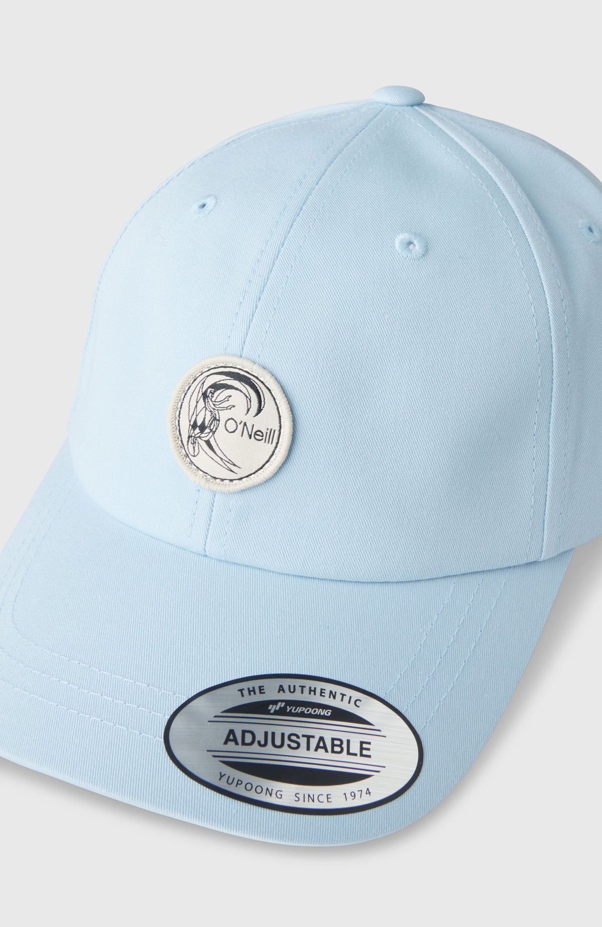 O'Riginals Badge Cap für Herren, blau, Nahaufnahme der Vorderseite mit runder Logo-Badge