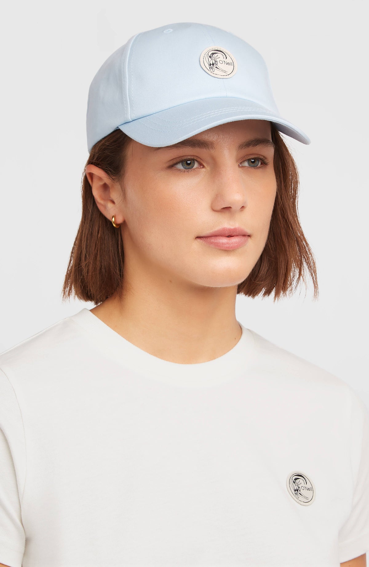 O'Riginals Badge Cap für Herren, blau, getragen am Model in leicht seitlicher Ansicht