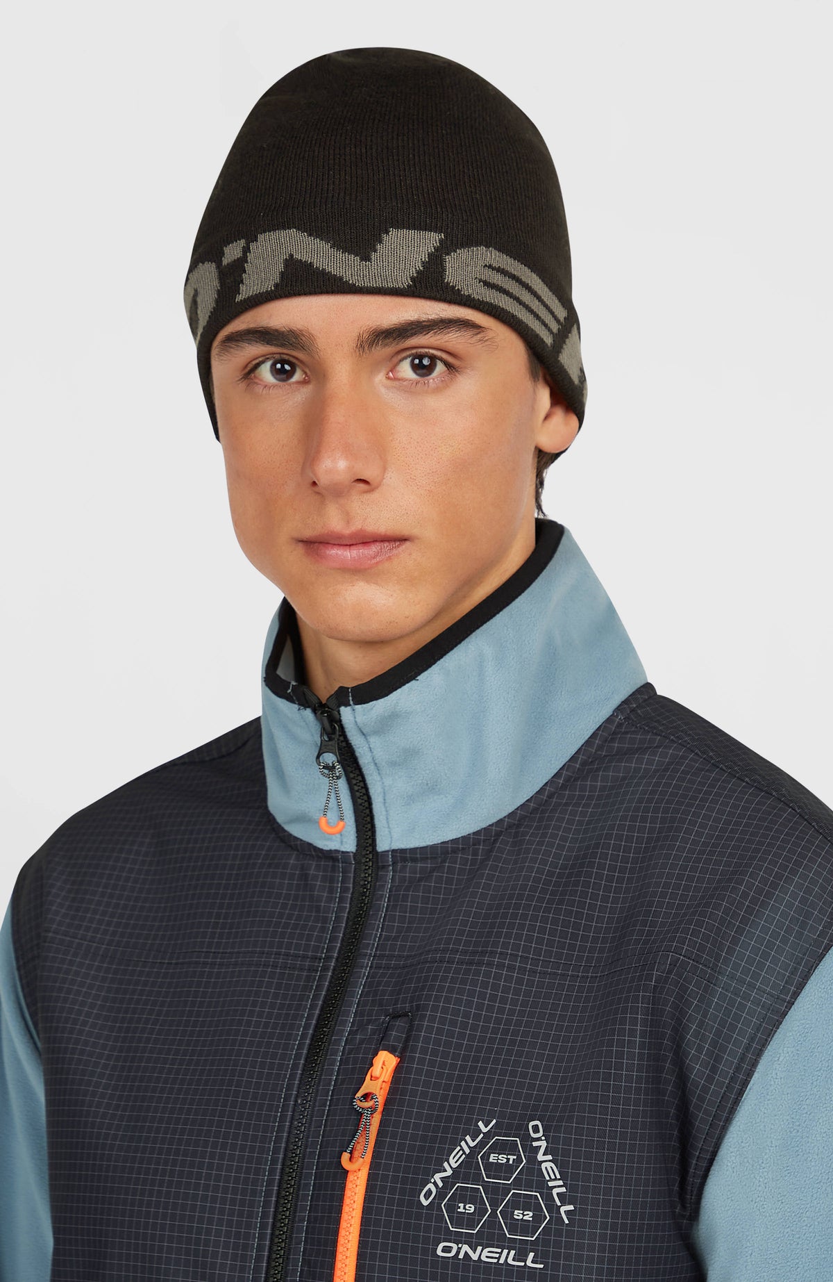 FWC'Peak Fire Beanie für Herren, schwarz mit Logo-Schriftzug in Grau, getragen am Model
