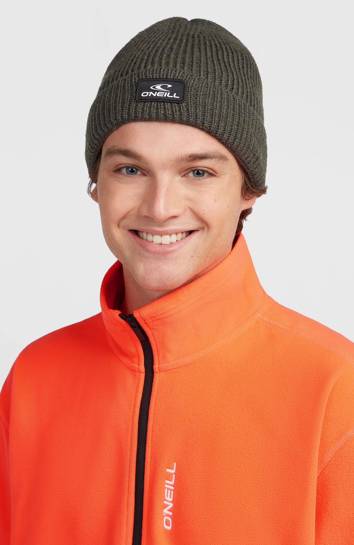 Graue Bouncer Beanie für Herren, getragen am Model in frontaler Ansicht mit Umschlag und Logo-Patch