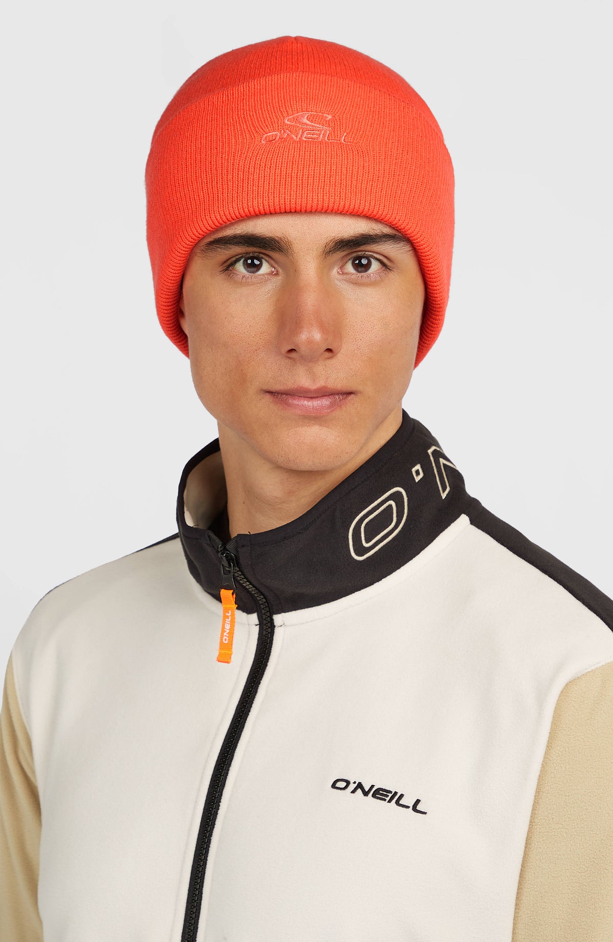 Logo Beanie für Herren, rot, getragen am Model in Vorderansicht mit breitem Umschlag