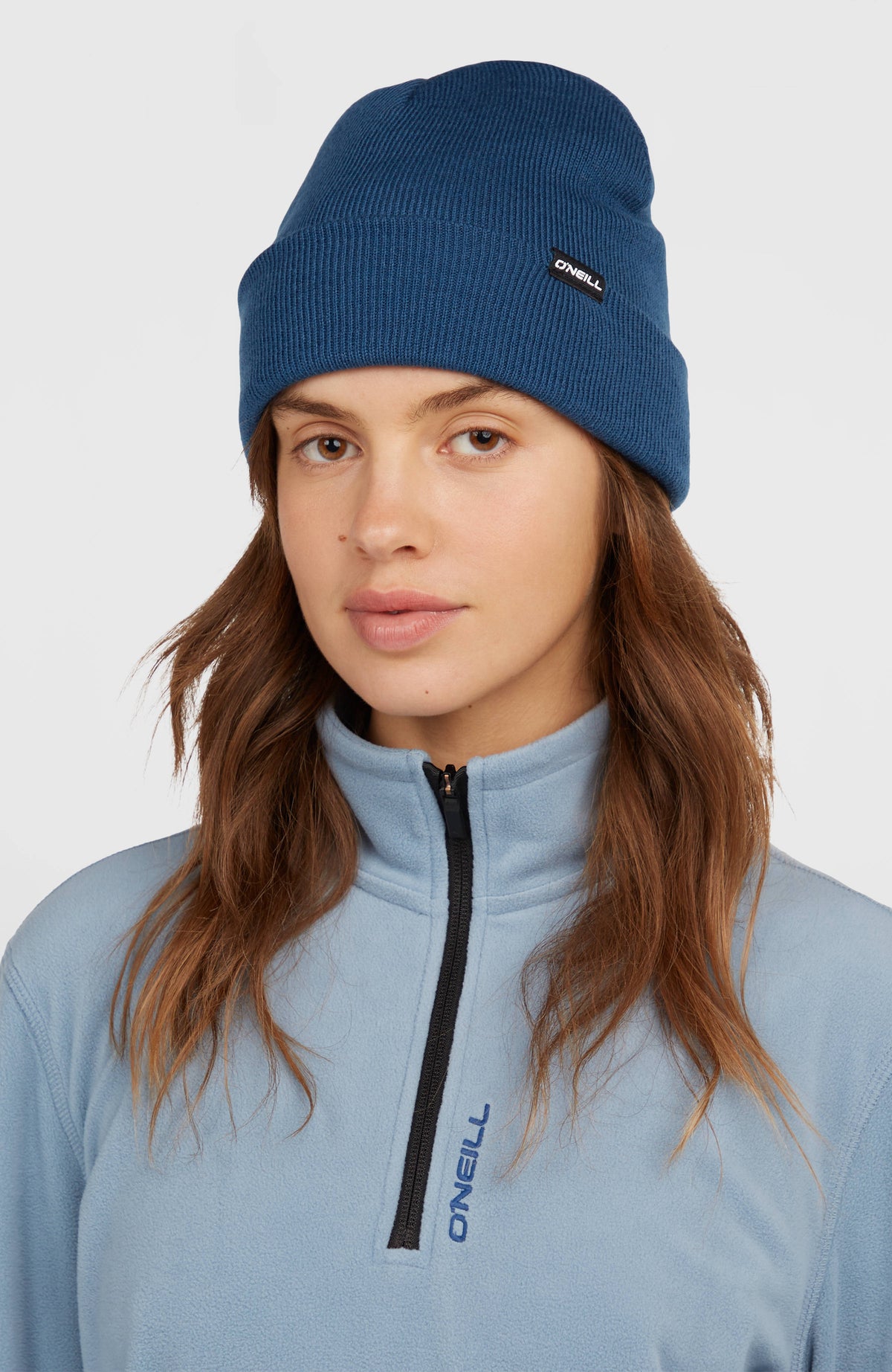 Blaue Dolomite Beanie für Herren, getragen am Model, mit umgeschlagenem Saum und sichtbarem Logo-Patch