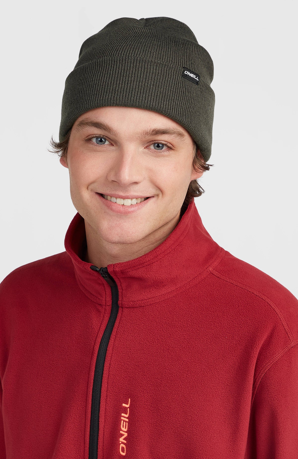 Dolomite Beanie für Herren, grau, getragen am Model mit umgeschlagenem Saum