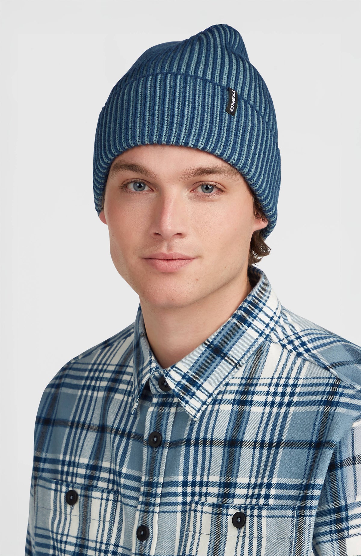 Two-Tone Beanie für Herren, blau, getragen am Model, Vorderansicht mit kleinem Logo-Label