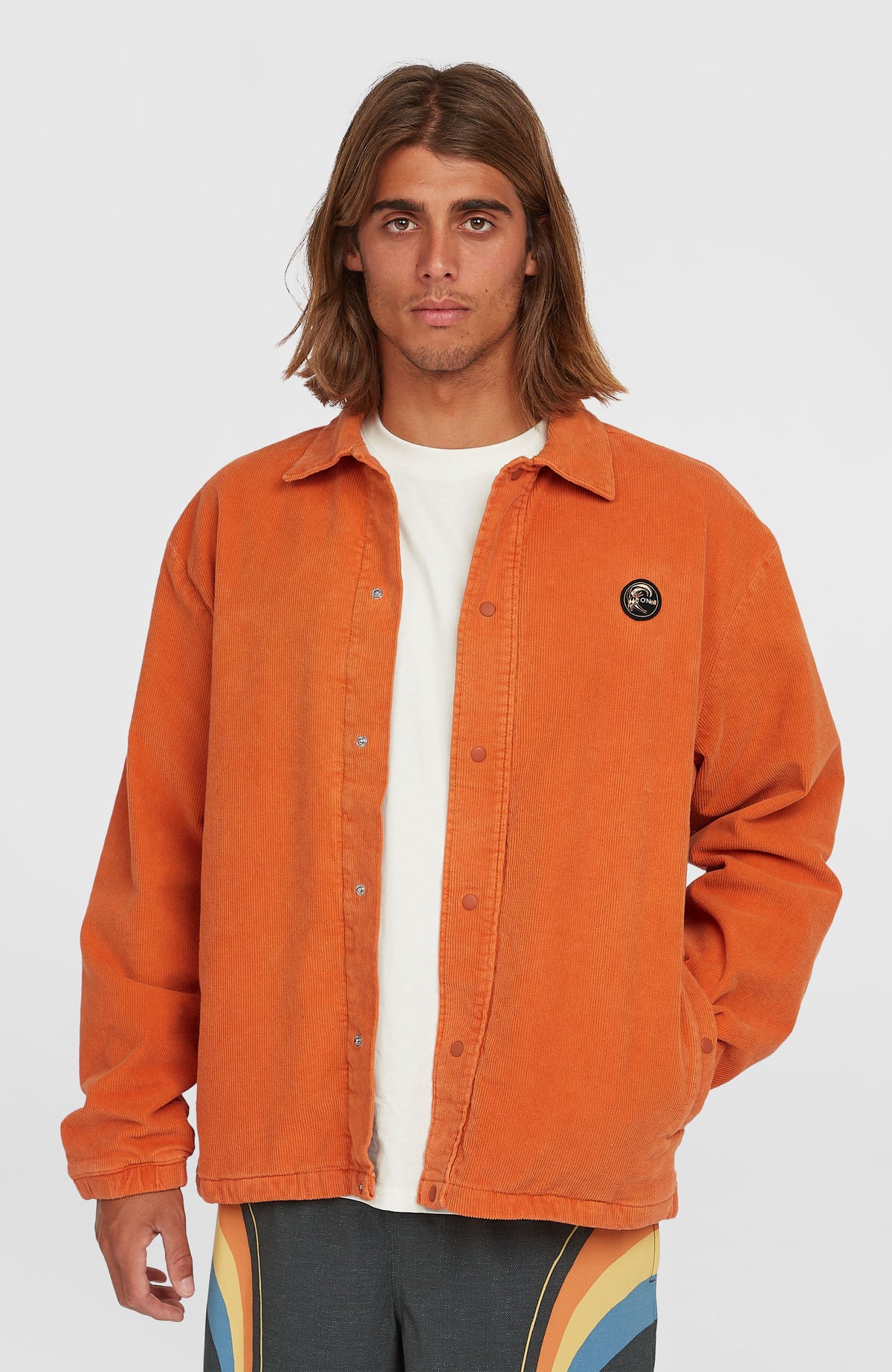 O'Neill Cord Coach Jacke für Herren, orange, Vorderansicht am Model