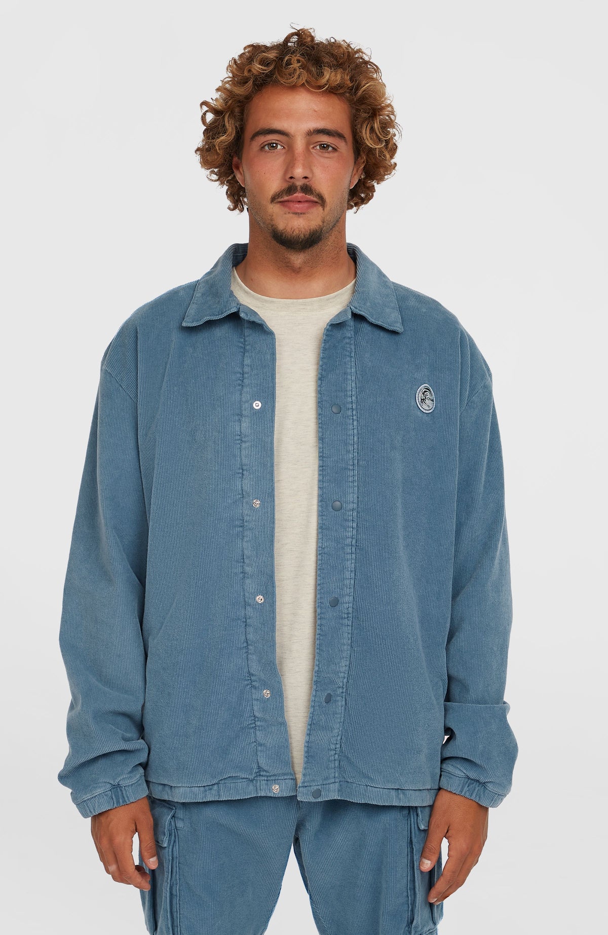 O'Neill Cord Coach Jacke für Herren, blau, Vorderansicht mit Druckknopfleiste, getragen am Model