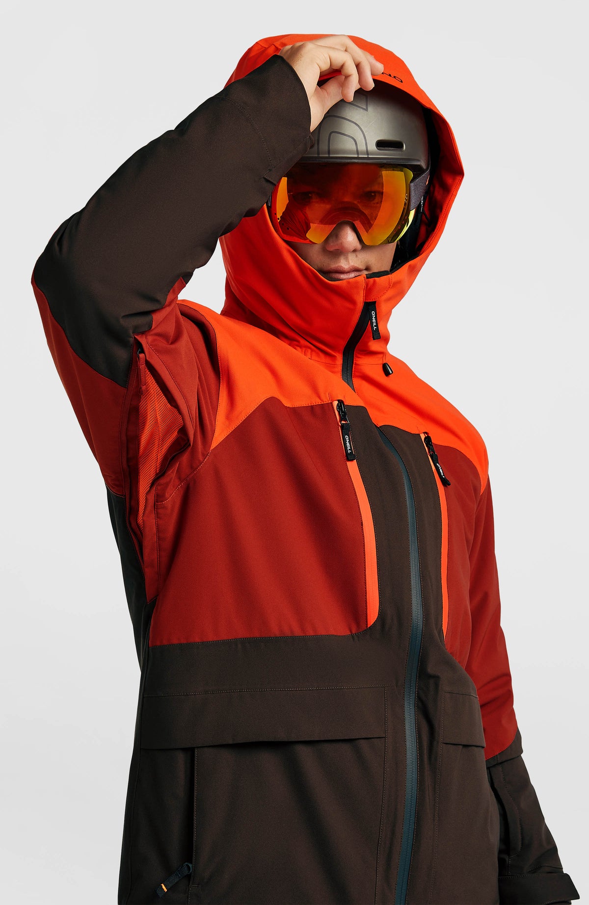 FWC'Peak Fire Skijacke für Herren, rot, am Model mit geöffnetem Belüftungsreißverschluss