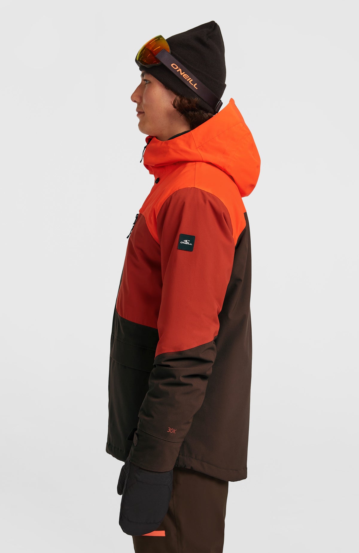 FWC'Peak Fire Skijacke für Herren, rot, Seitenansicht am Model mit Logo-Badge am Ärmel