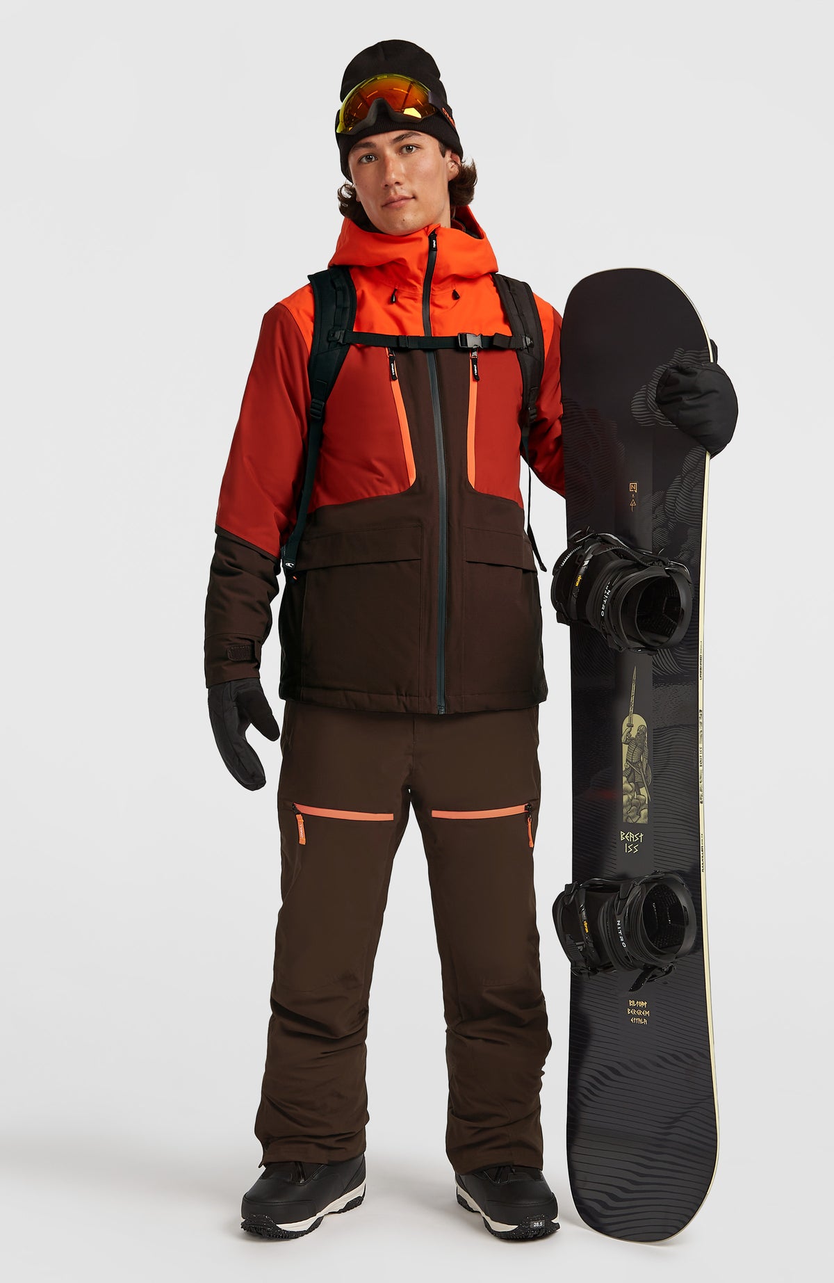 FWC'Peak Fire Skijacke für Herren, rot, Ganzkörperansicht am Model mit Snowboard