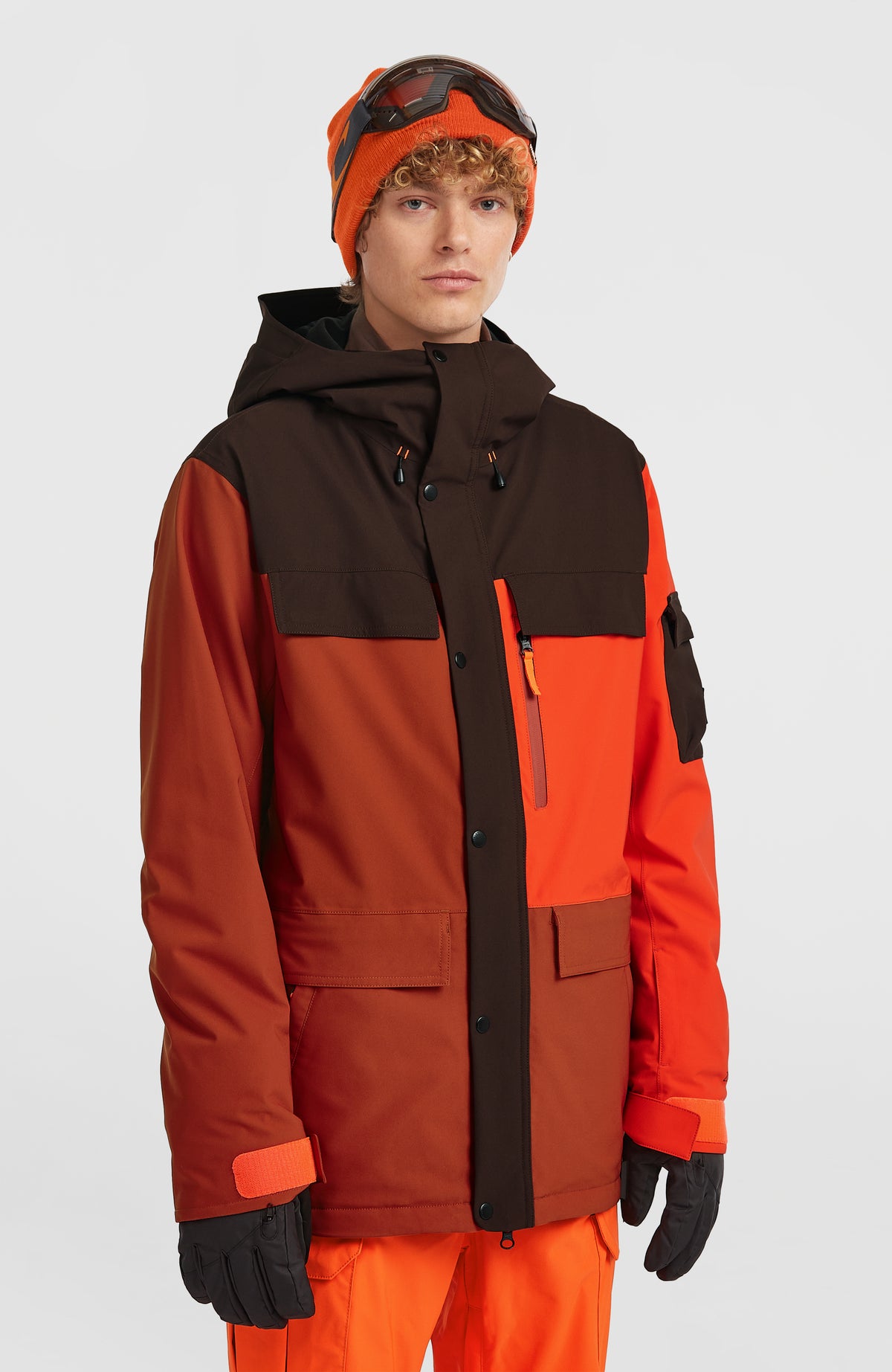 O'Neill FWC'Peak Pro Skijacke für Herren, orange, Vorderansicht am Model mit Kapuze und Reißverschlussblende