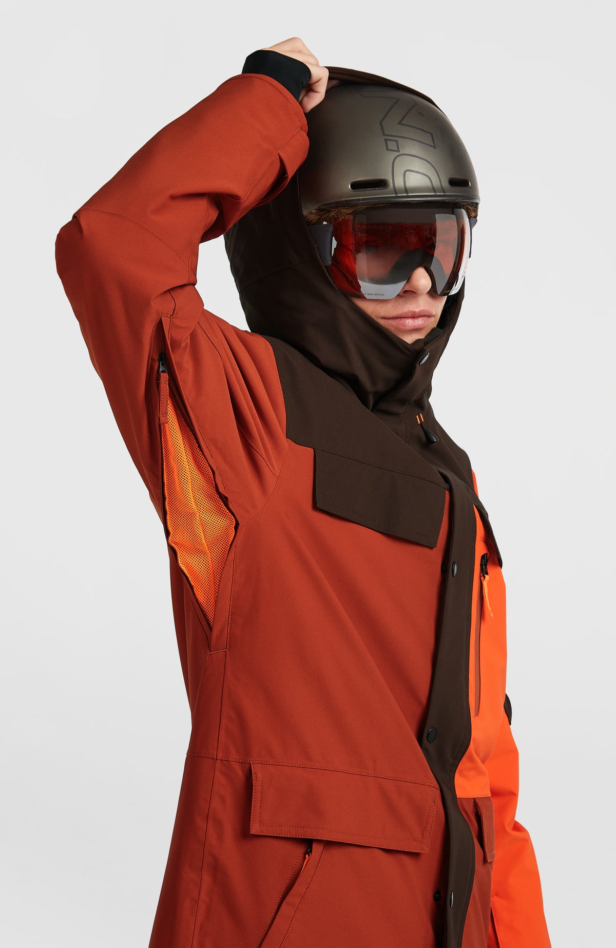 FWC'Peak Pro Skijacke für Herren, orange, am Model mit geöffnetem Belüftungsreißverschluss unter dem Ärmel