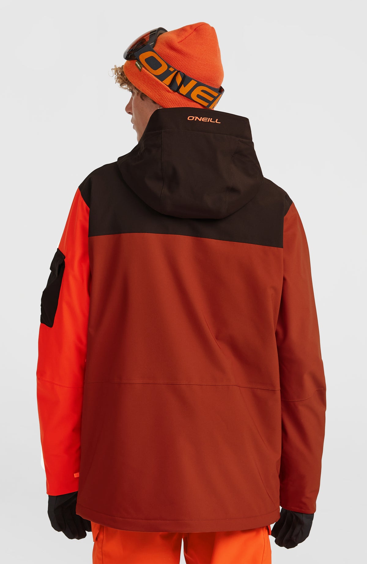 FWC'Peak Pro Skijacke für Herren, orange, Rückansicht am Model mit Kapuze und dezentem Logo-Print