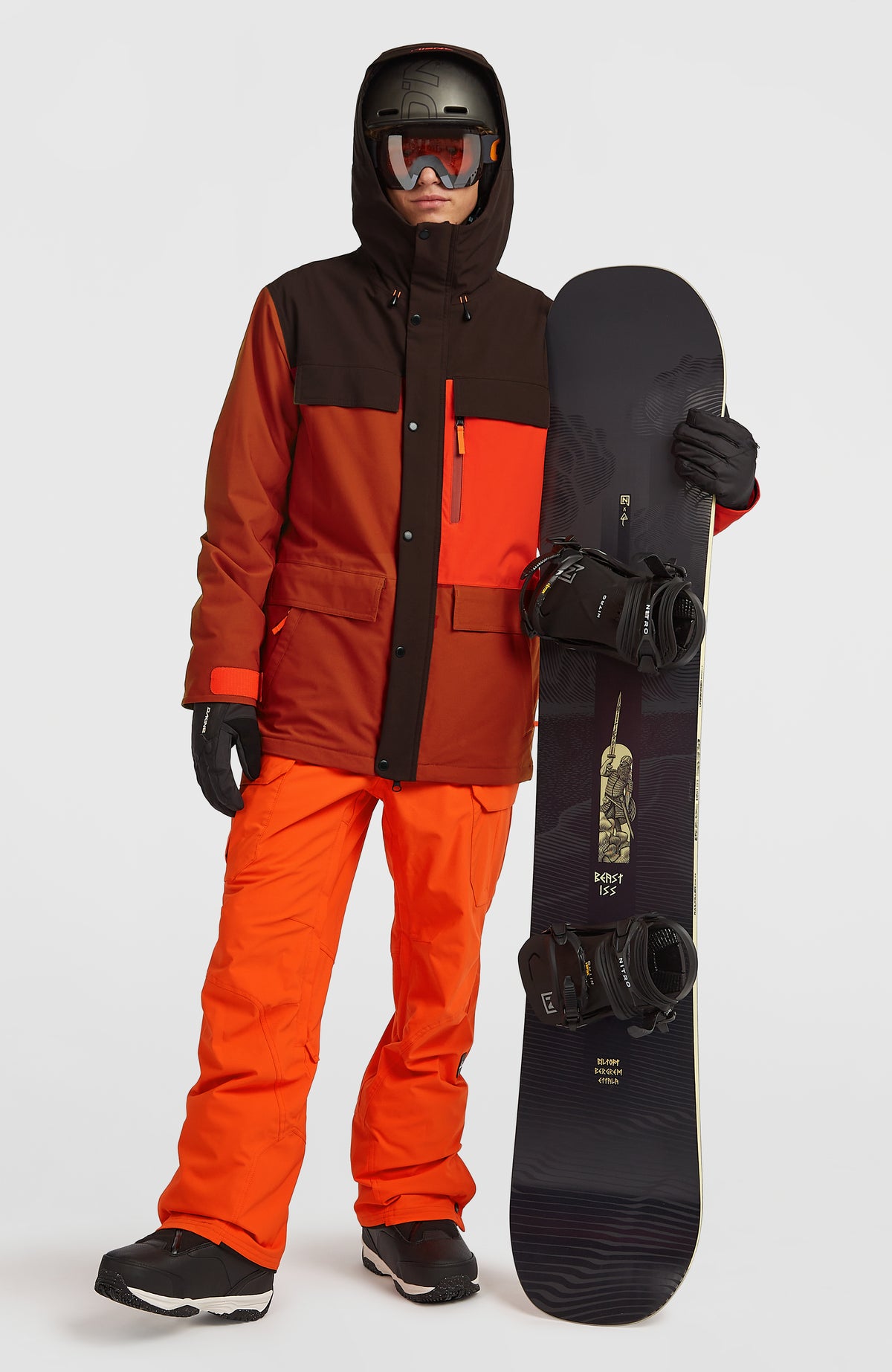 FWC'Peak Pro Skijacke für Herren, orange, Ganzkörperansicht am Model mit Snowboard