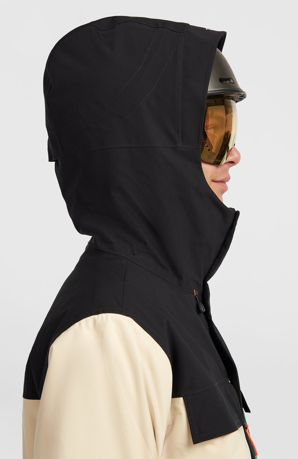 FWC'Peak Pro Skijacke für Herren, beige, Seitenansicht am Model mit hochgeschlossener Kapuze