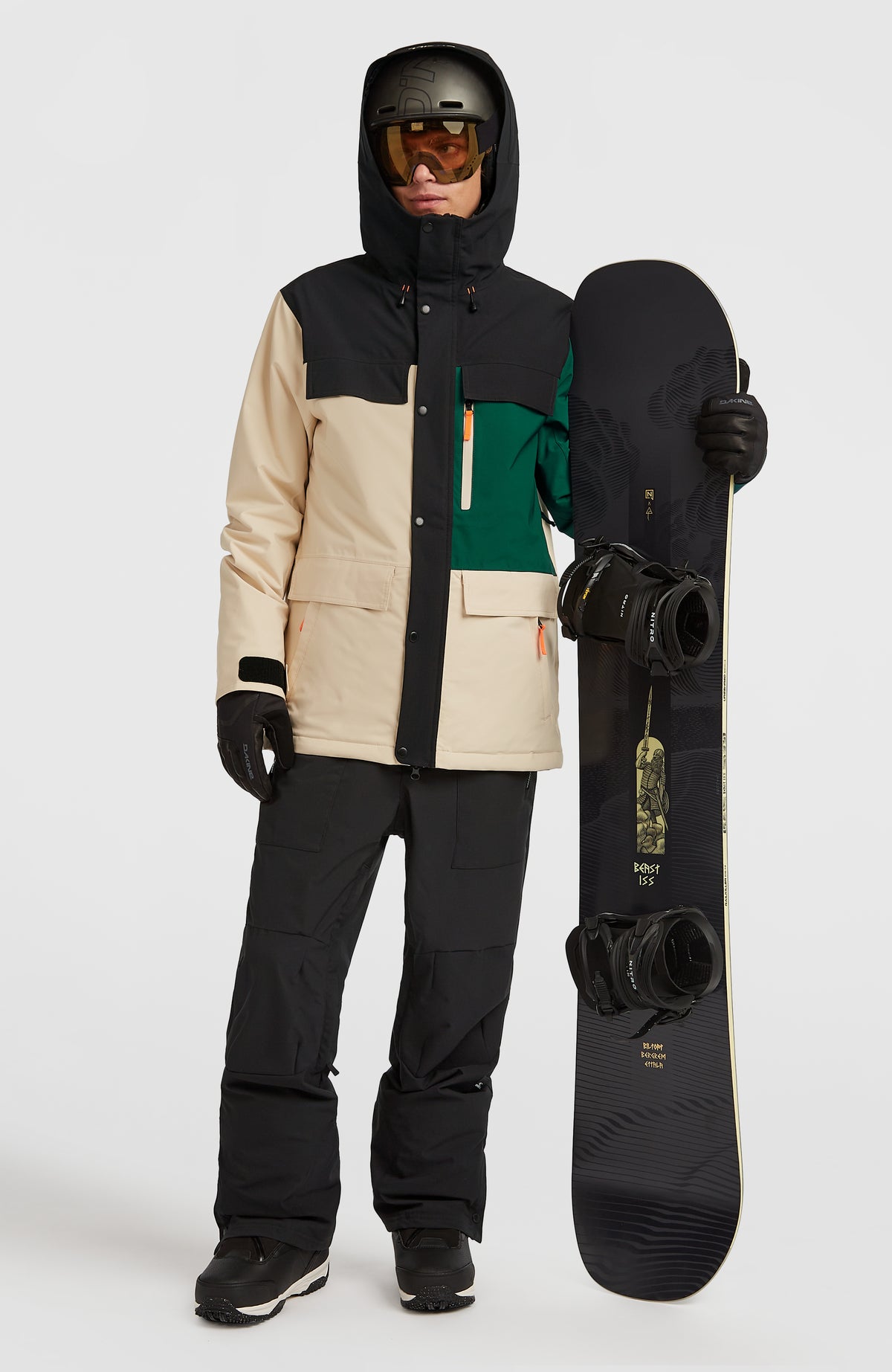 FWC'Peak Pro Skijacke für Herren, beige, Ganzkörperansicht am Model mit Helm und Snowboard
