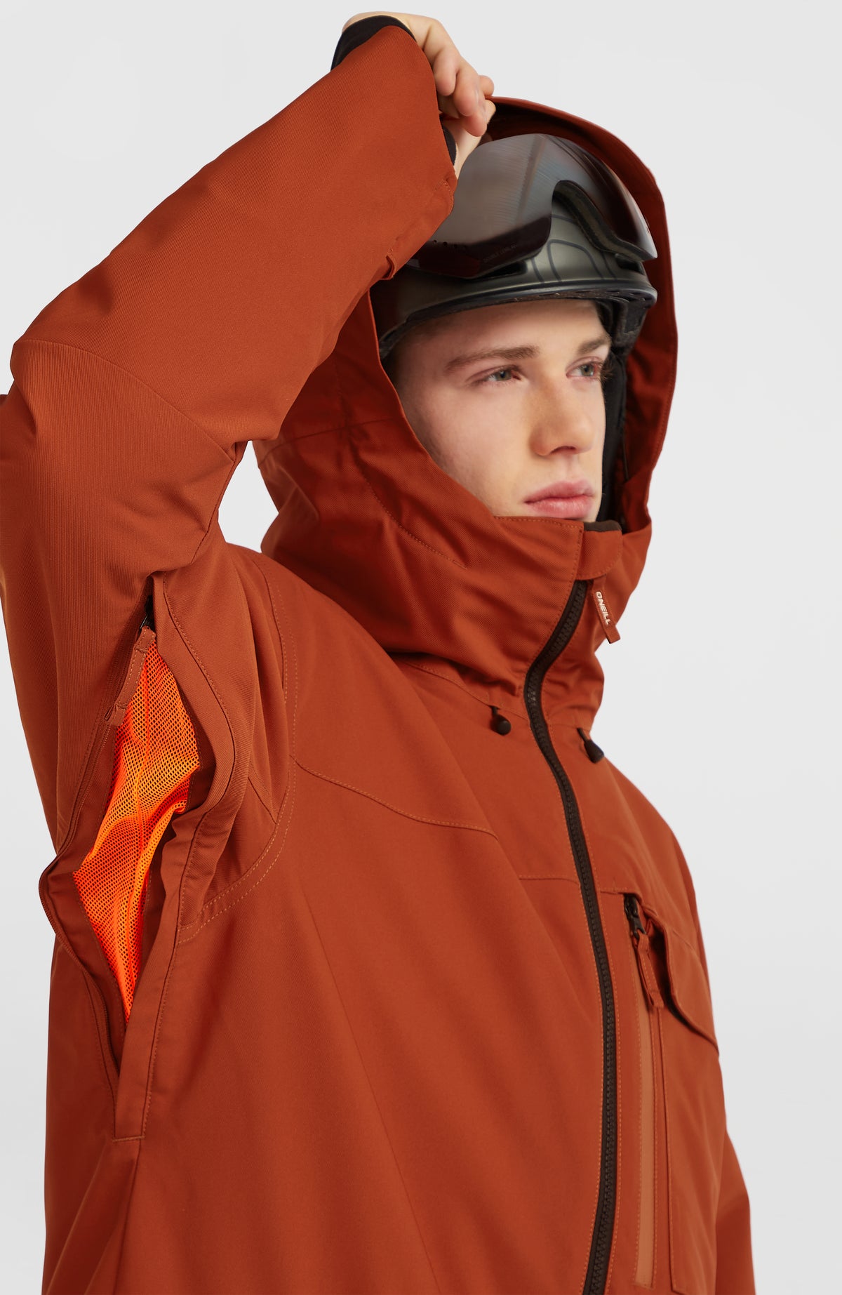 FWC'Peak Skijacke für Herren, orange, Detailansicht am Model mit geöffnetem Belüftungsreißverschluss