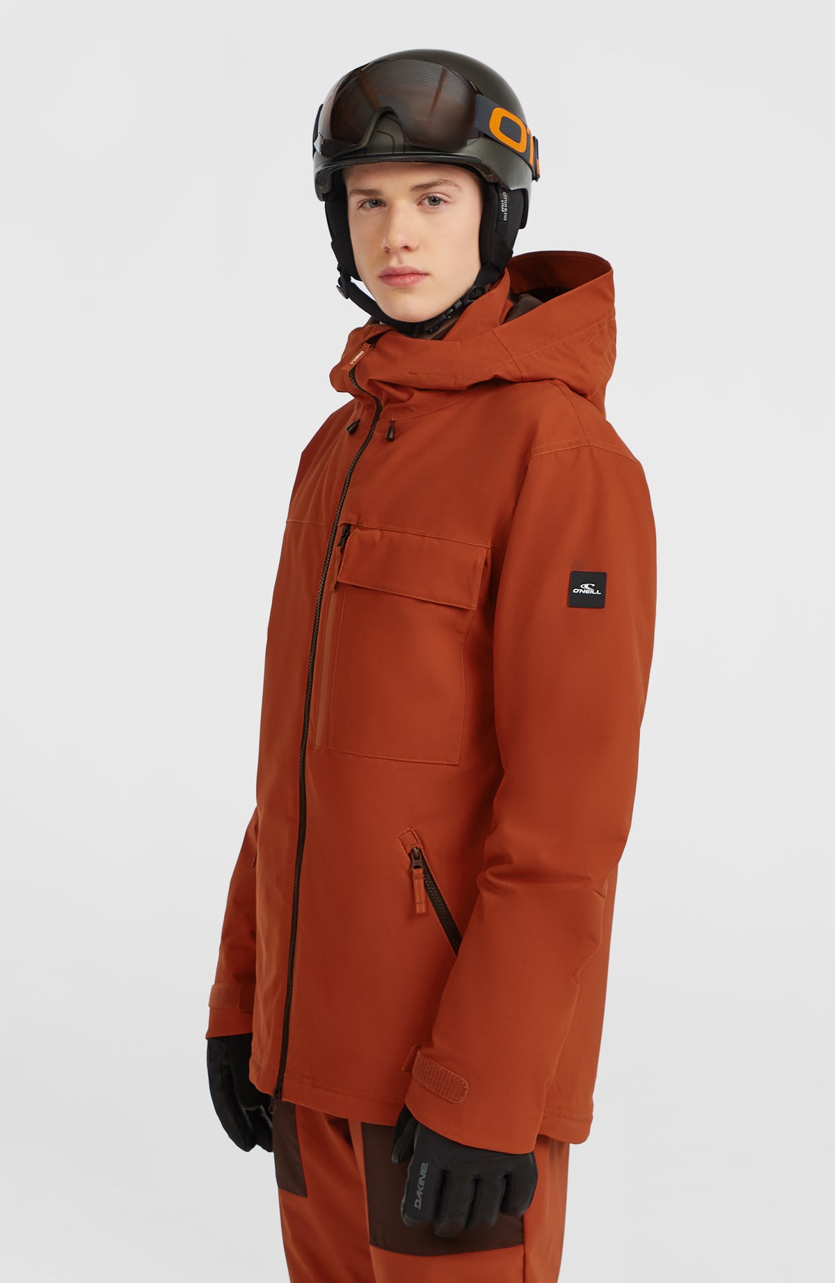 FWC'Peak Skijacke für Herren, orange, Halbprofil getragen am Model mit Brusttasche und Logo-Badge